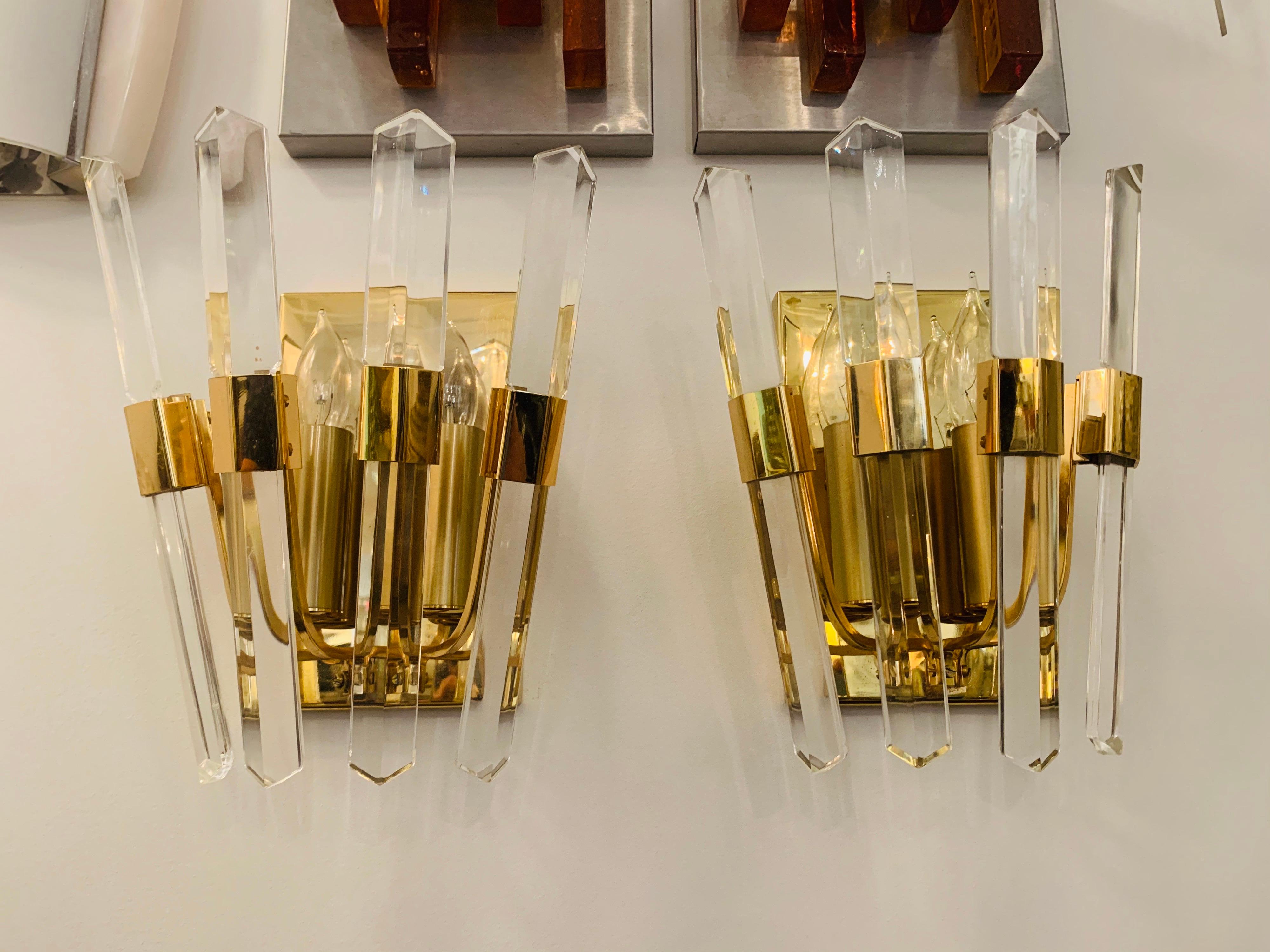 Mid-Century Modern Pair of 1970s Oscar Torlasco Golden Crystal Wall Lights For Sale
