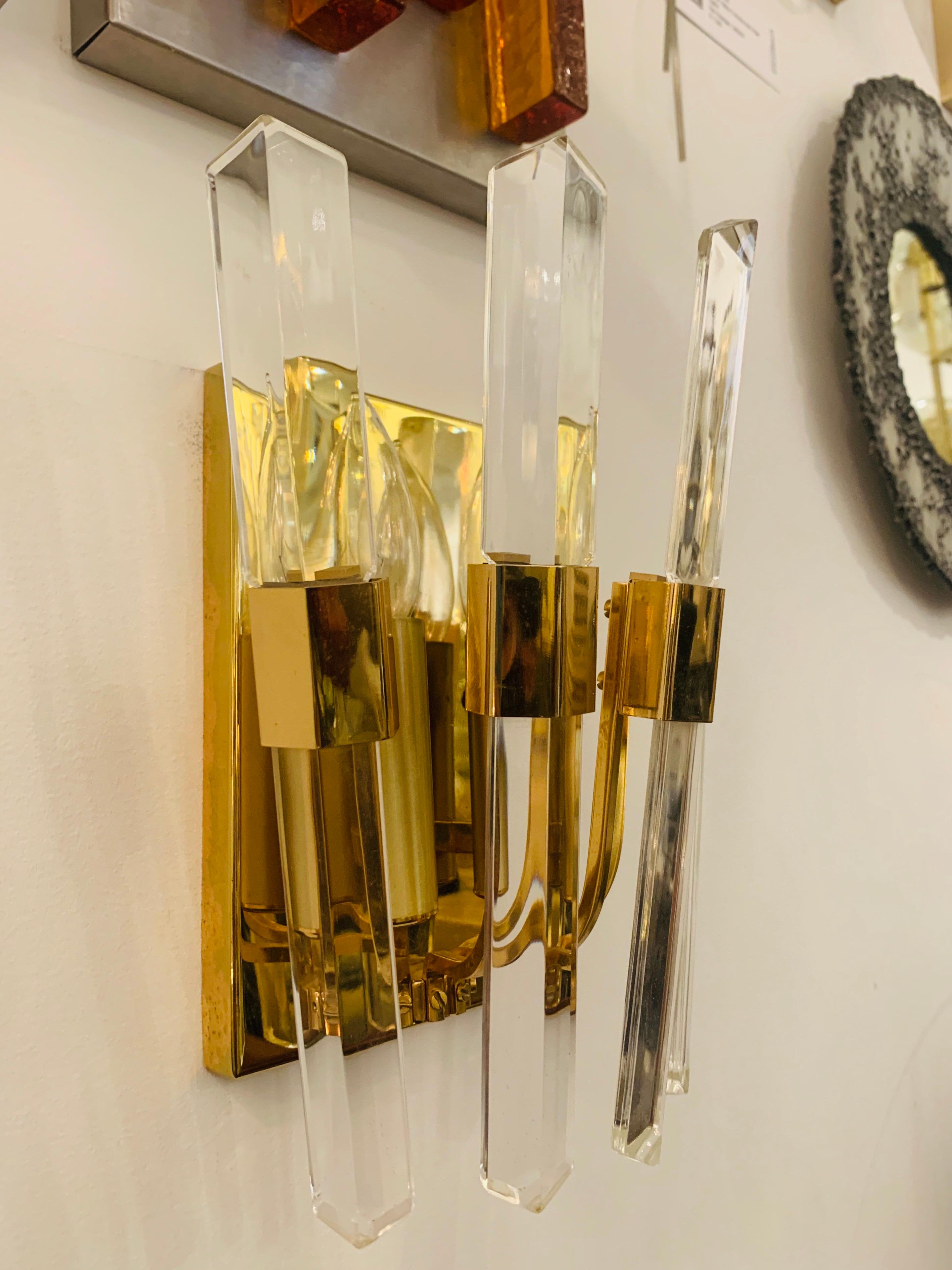 Pair of 1970s Oscar Torlasco Golden Crystal Wall Lights In Excellent Condition For Sale In New York, NY
