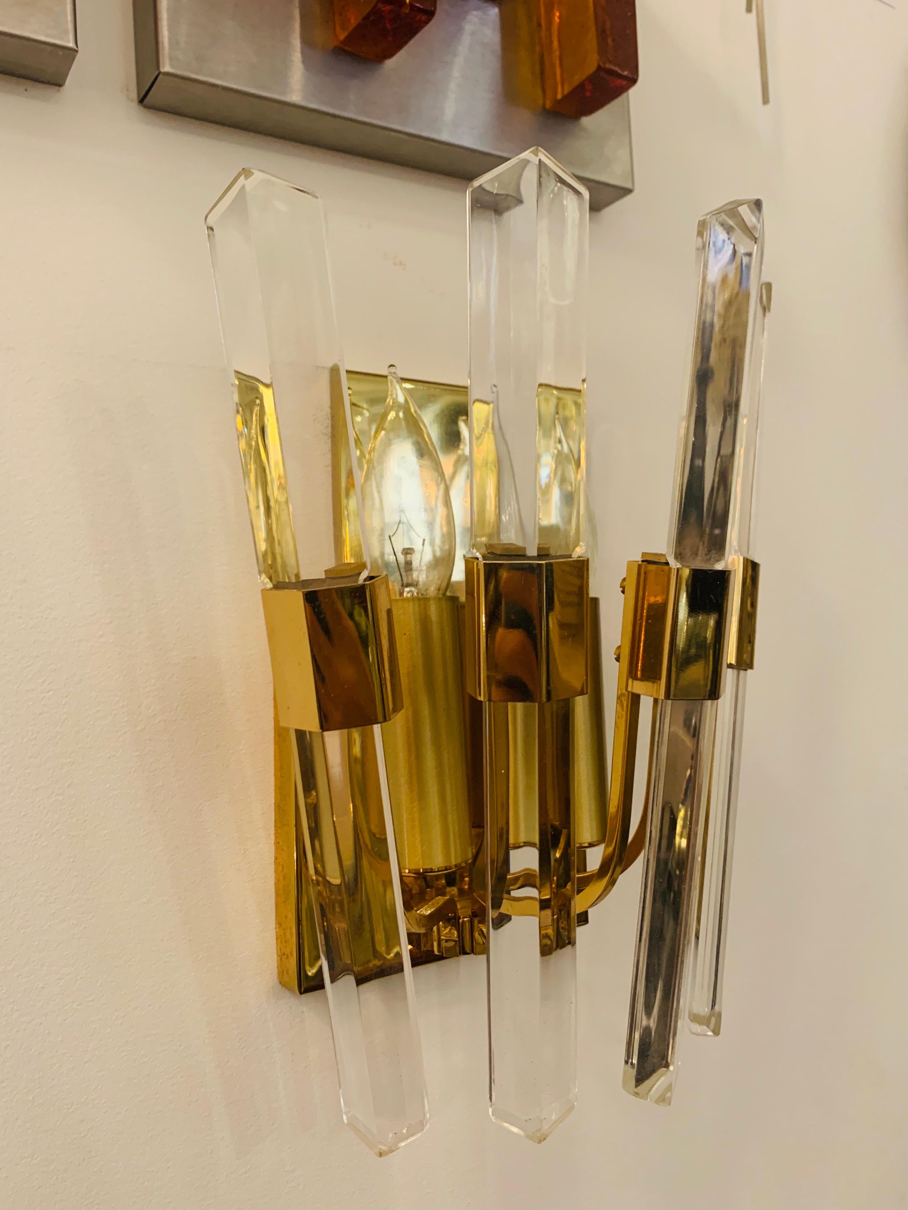 Late 20th Century Pair of 1970s Oscar Torlasco Golden Crystal Wall Lights For Sale