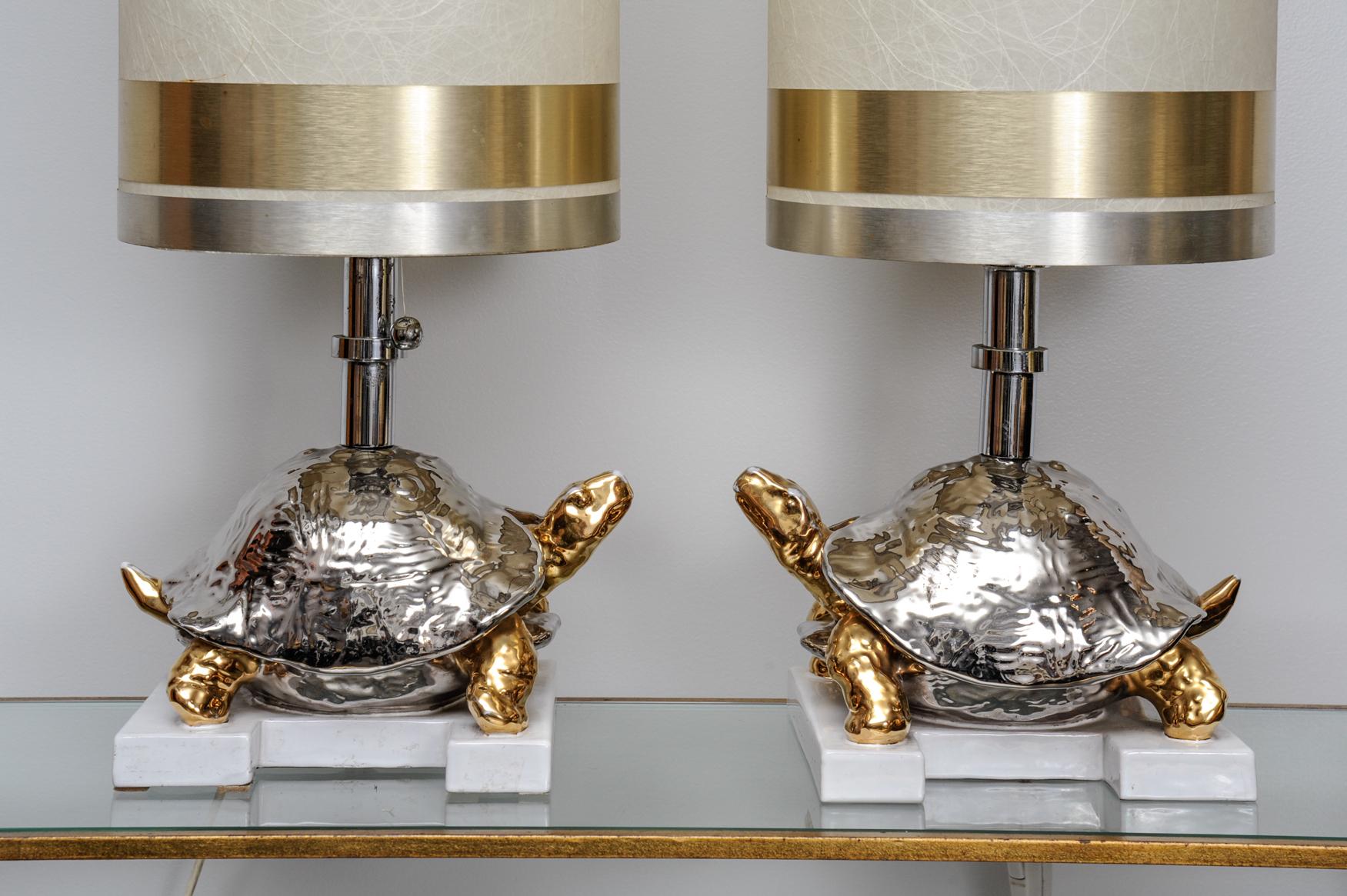 Funny pair of lamps in ceramic with 2 turtles, in silver and gold.
Original shades.
Italy, circa 1970.