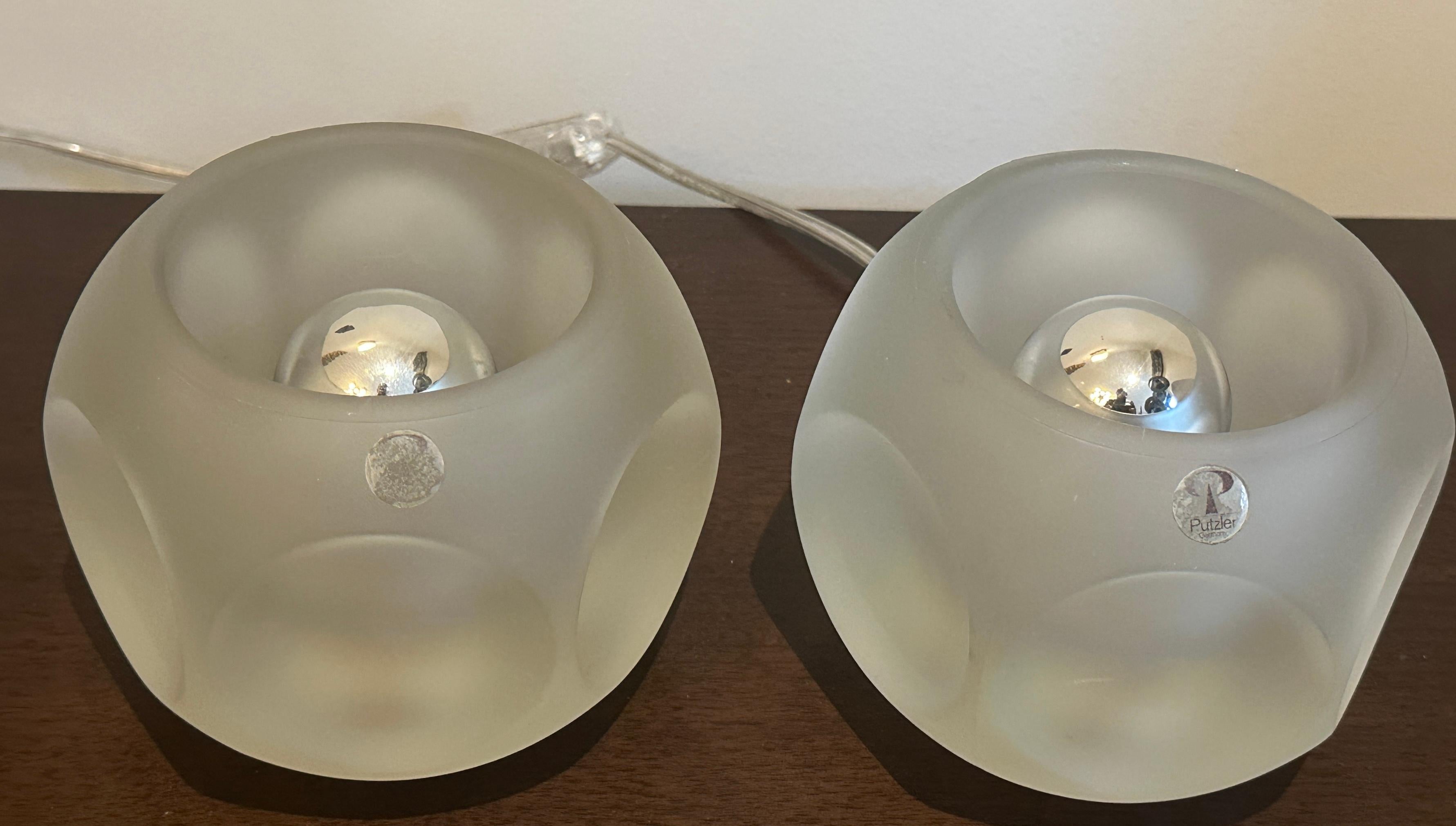 Paar 1970er Peill & Putzler Tischlampen aus mattiertem, gerundetem Glas im Angebot 5