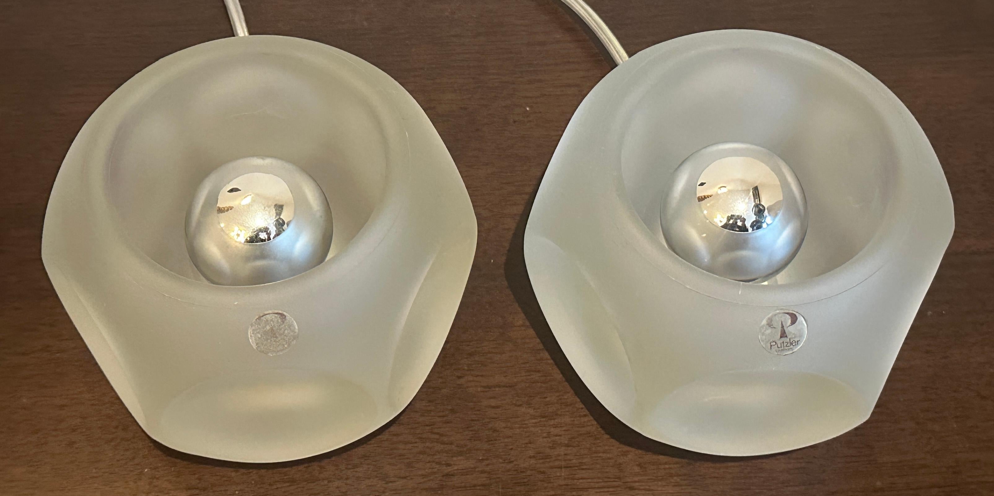 Paar 1970er Peill & Putzler Tischlampen aus mattiertem, gerundetem Glas im Angebot 6