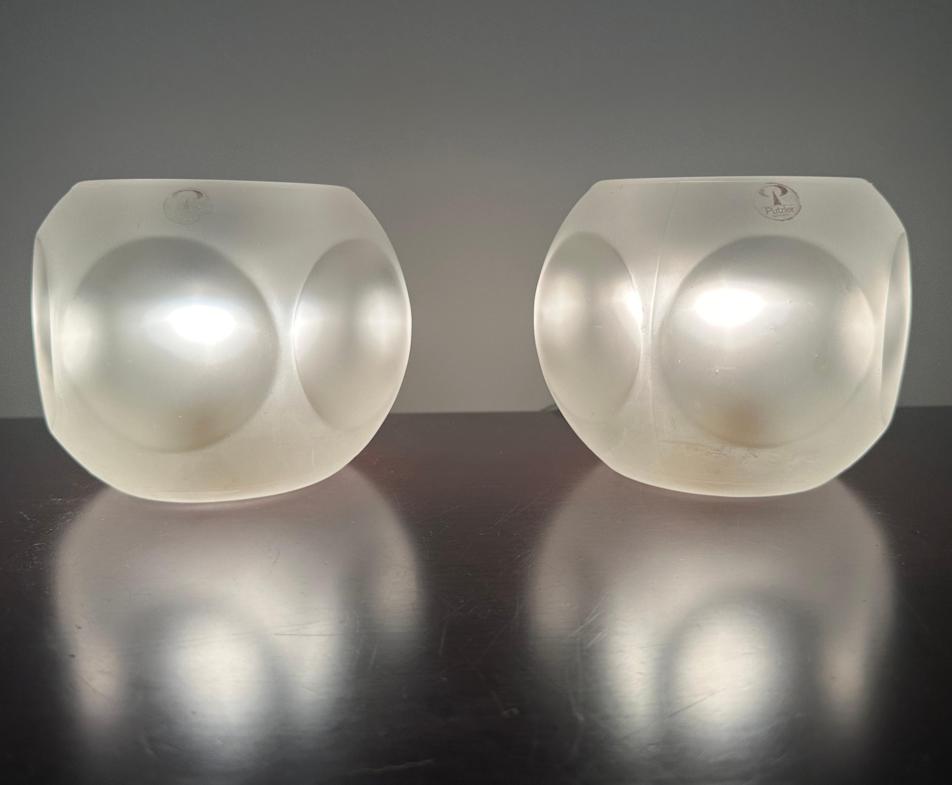Ein Paar deutscher Peill und Putzler Milchglas-Tischlampen aus den 1970er Jahren mit vier konvexen Einbuchtungen, die das Licht schön vergrößern und reflektieren. 

Die Lampen wurden mit einem transparenten Kabel neu verkabelt, an dem ein passender