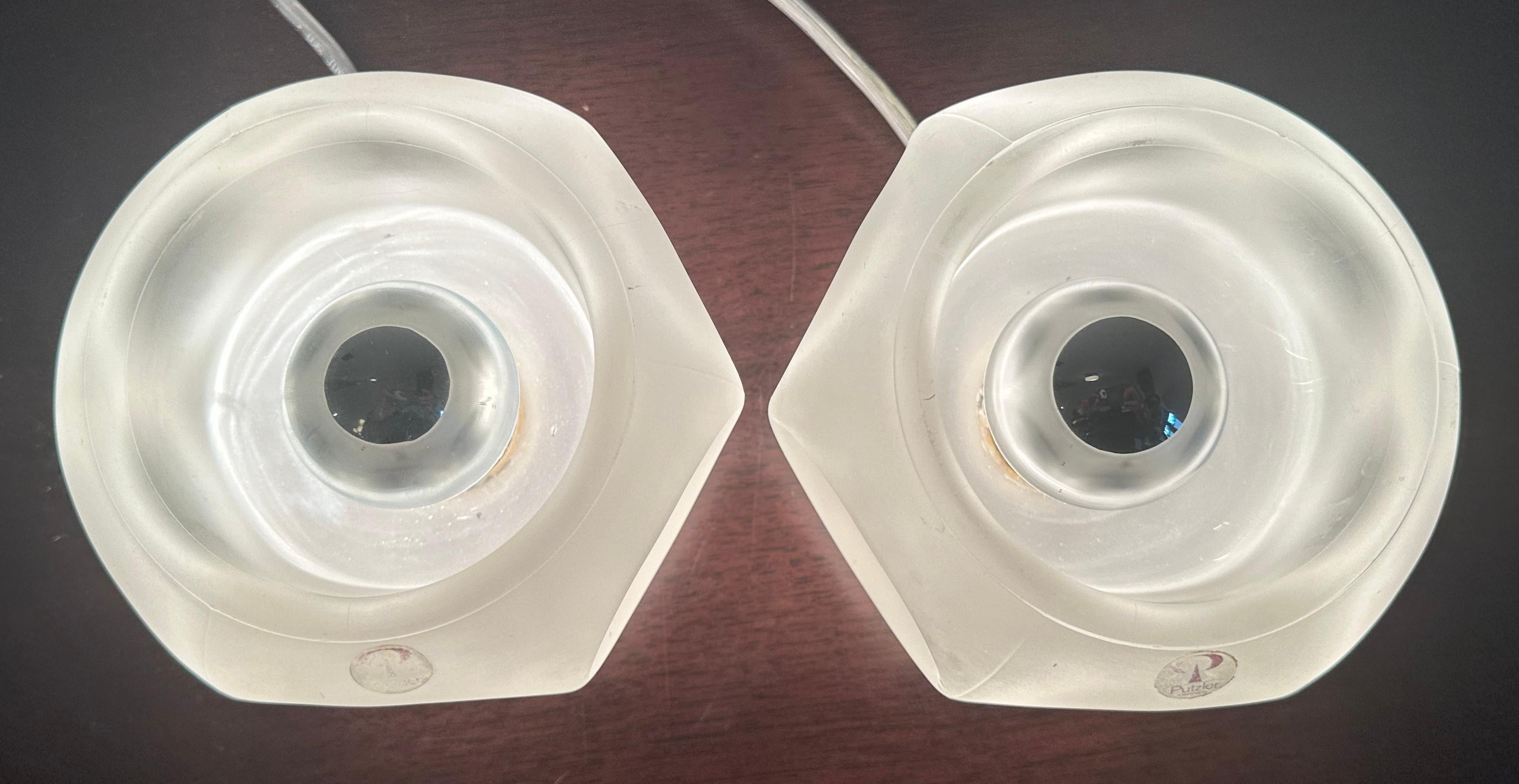 Paar 1970er Peill & Putzler Tischlampen aus mattiertem, gerundetem Glas (20. Jahrhundert) im Angebot