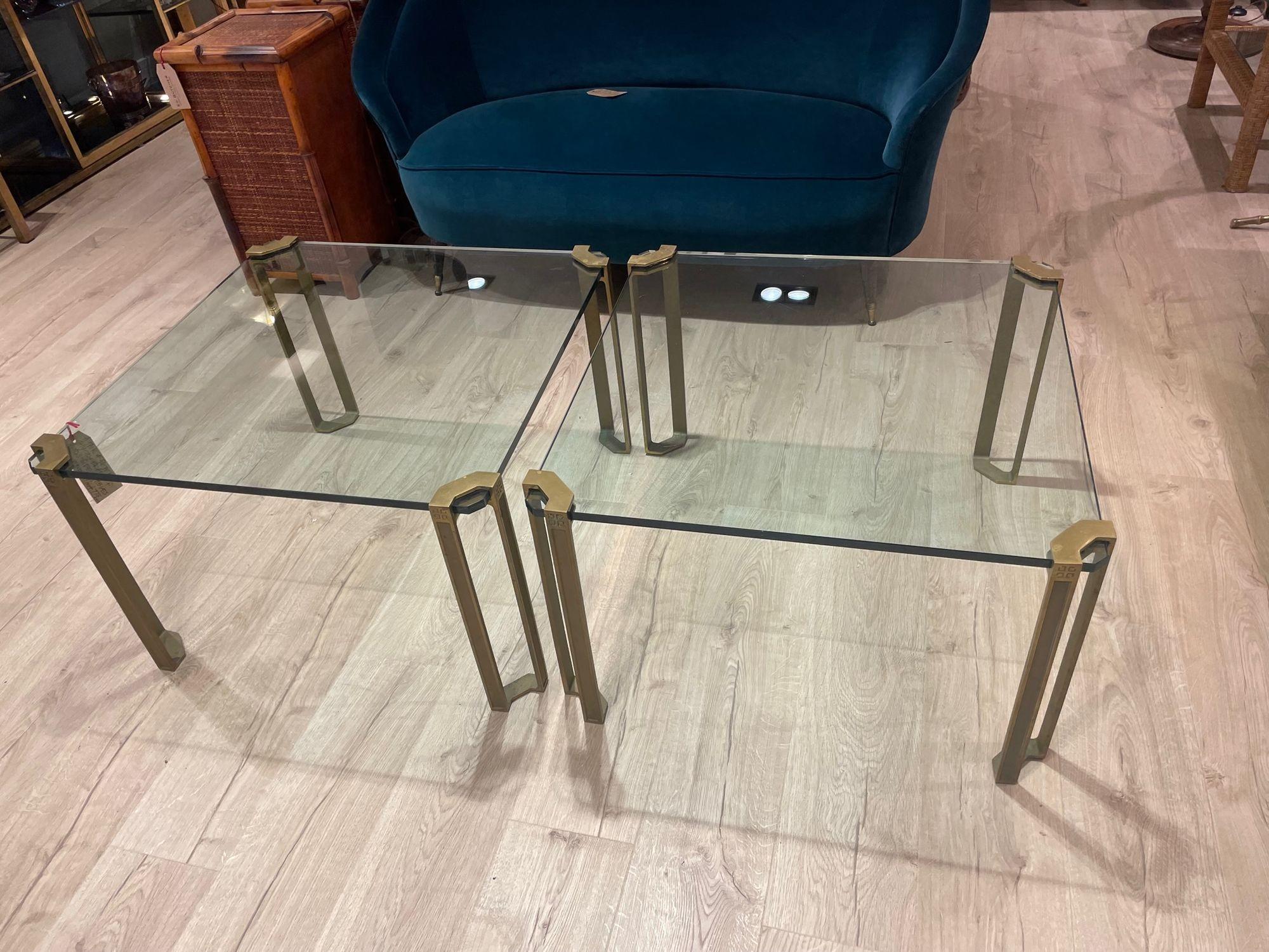 Paire de tables d'appoint en laiton et en verre des années 1970, chacune avec des pieds d'angle en laiton portant le logo de Peter Ghyczy au sommet de chaque pied, fixés à une épaisse plaque de verre de 18 mm.