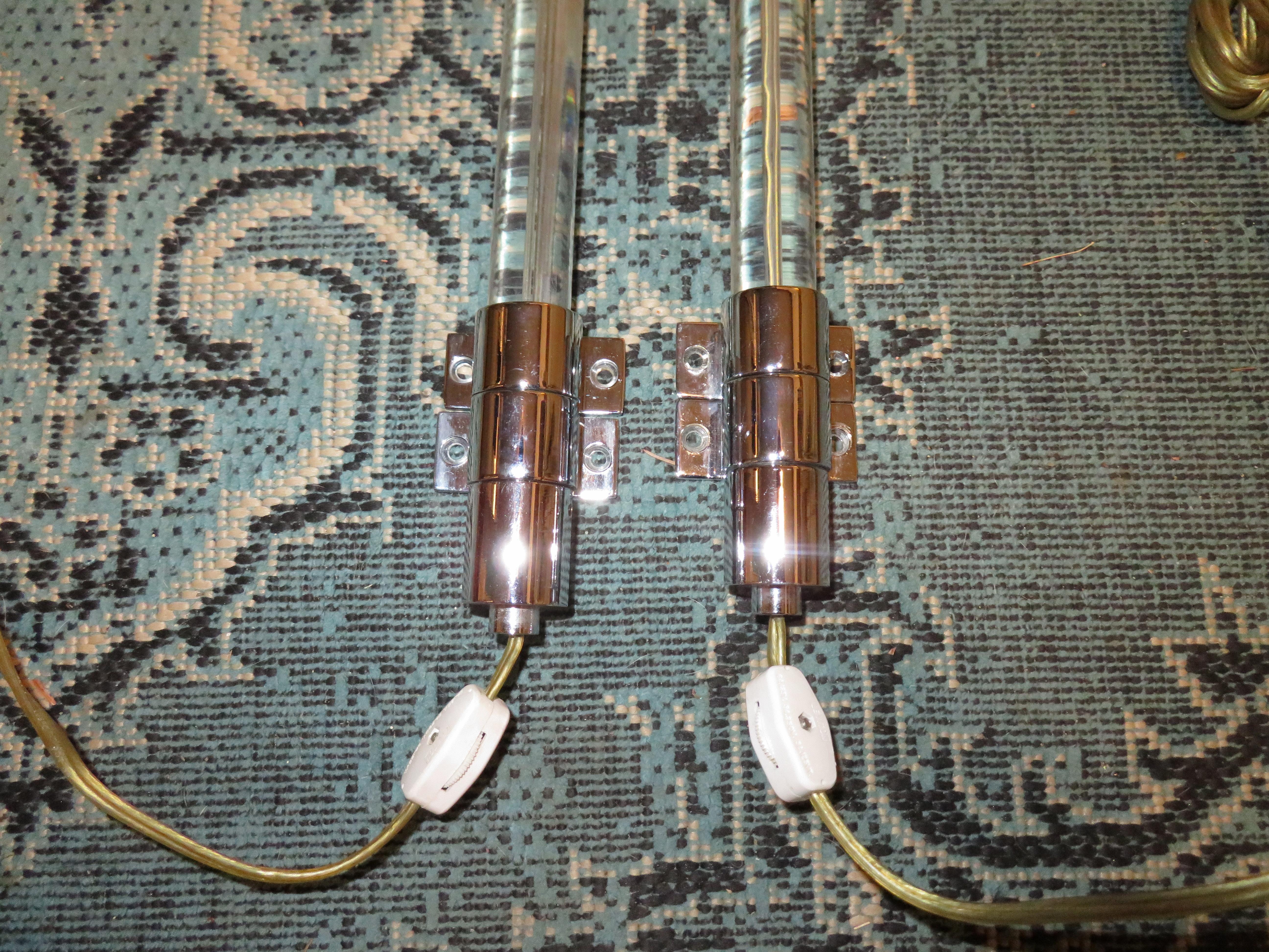Moderne Wandleuchter aus Lucite und Chrom von Peter Hamburger für Knoll. Die originalen Lampenschirme sind im Lieferumfang enthalten, weisen aber leichte Abnutzungsspuren am Innenfutter auf.