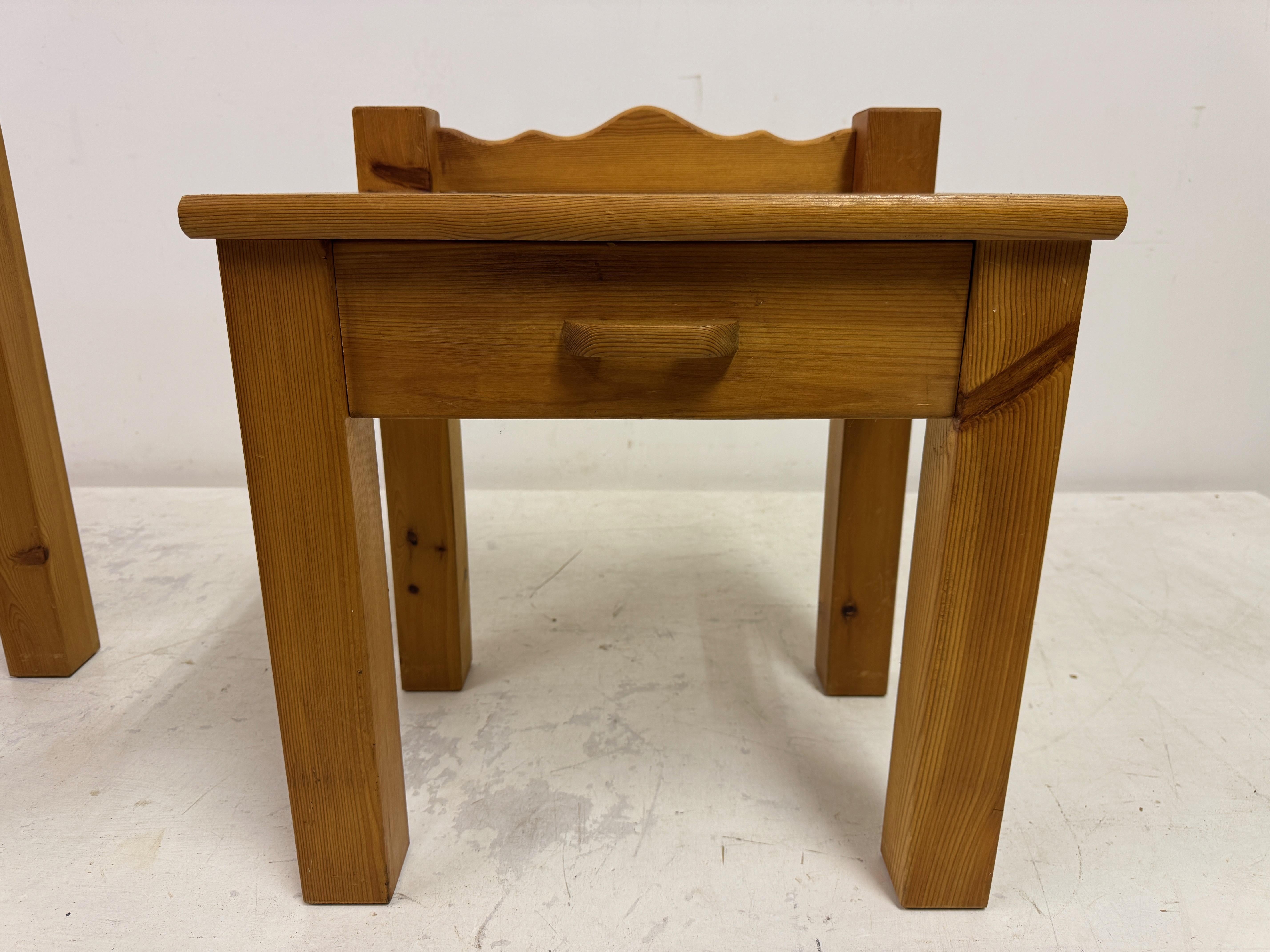 Pair of 1970s Pine Bedside Tables with Scalloped Backs For Sale 5