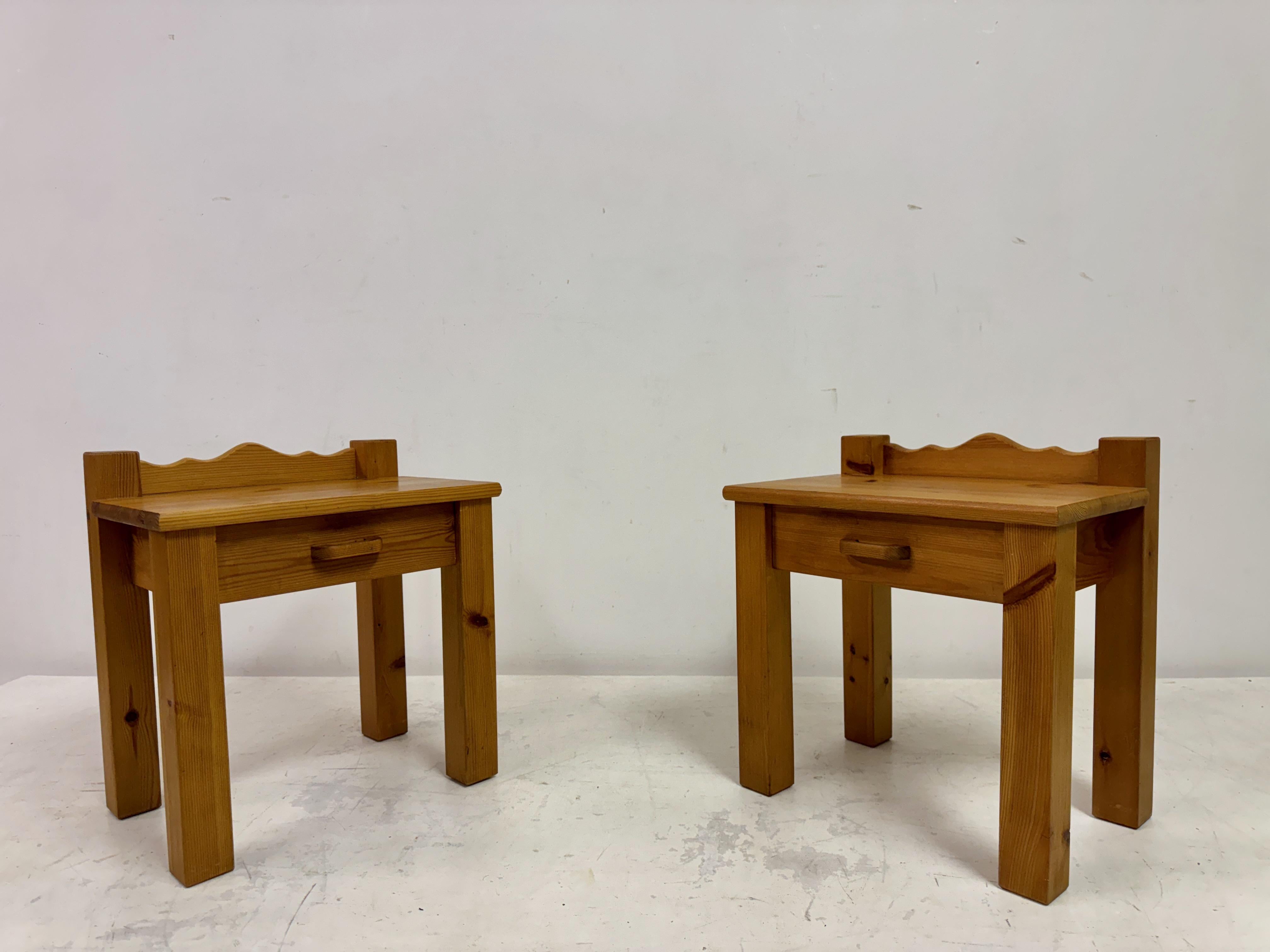 Pair of 1970s Pine Bedside Tables with Scalloped Backs For Sale 7