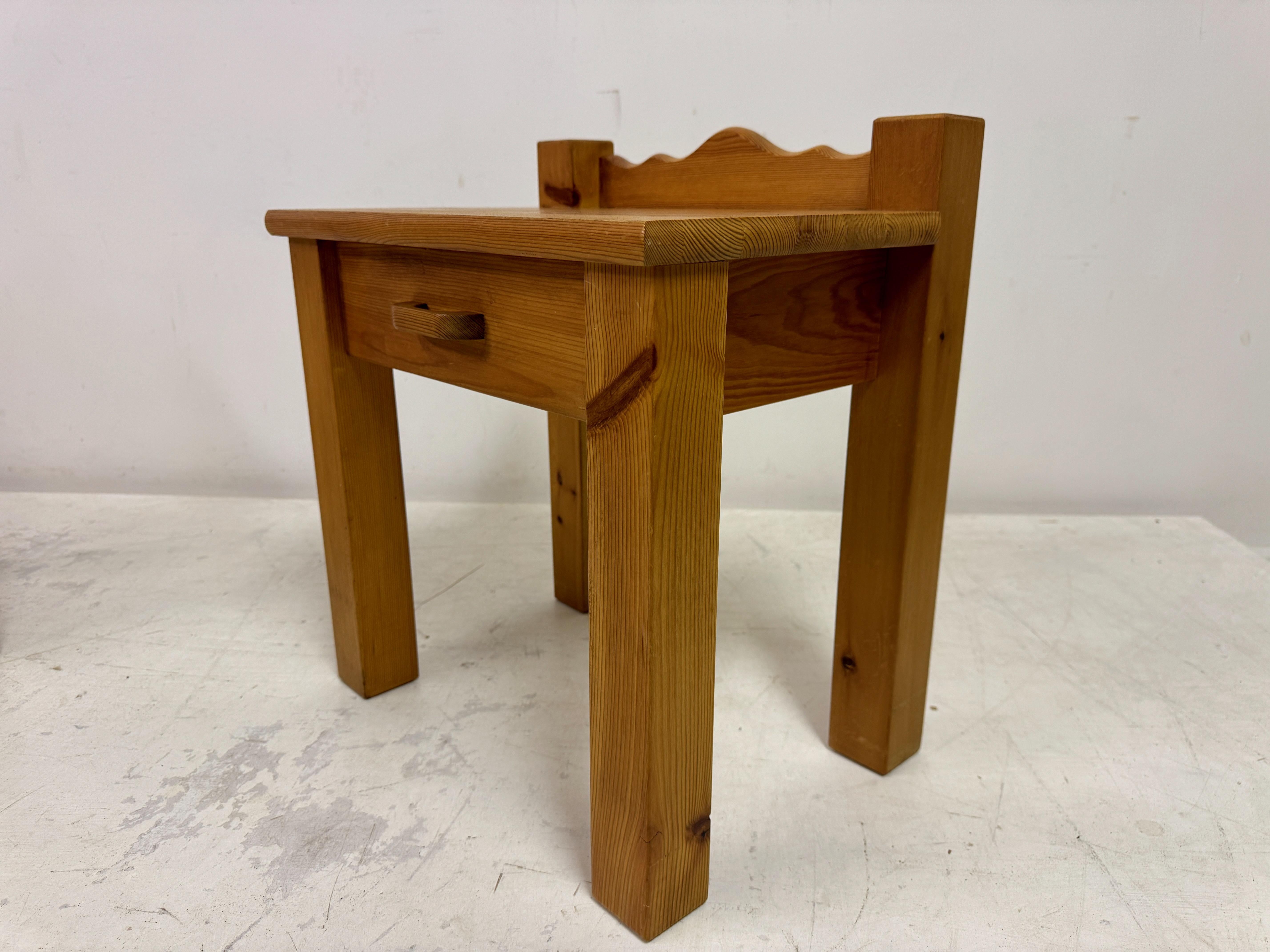Pair of 1970s Pine Bedside Tables with Scalloped Backs For Sale 9