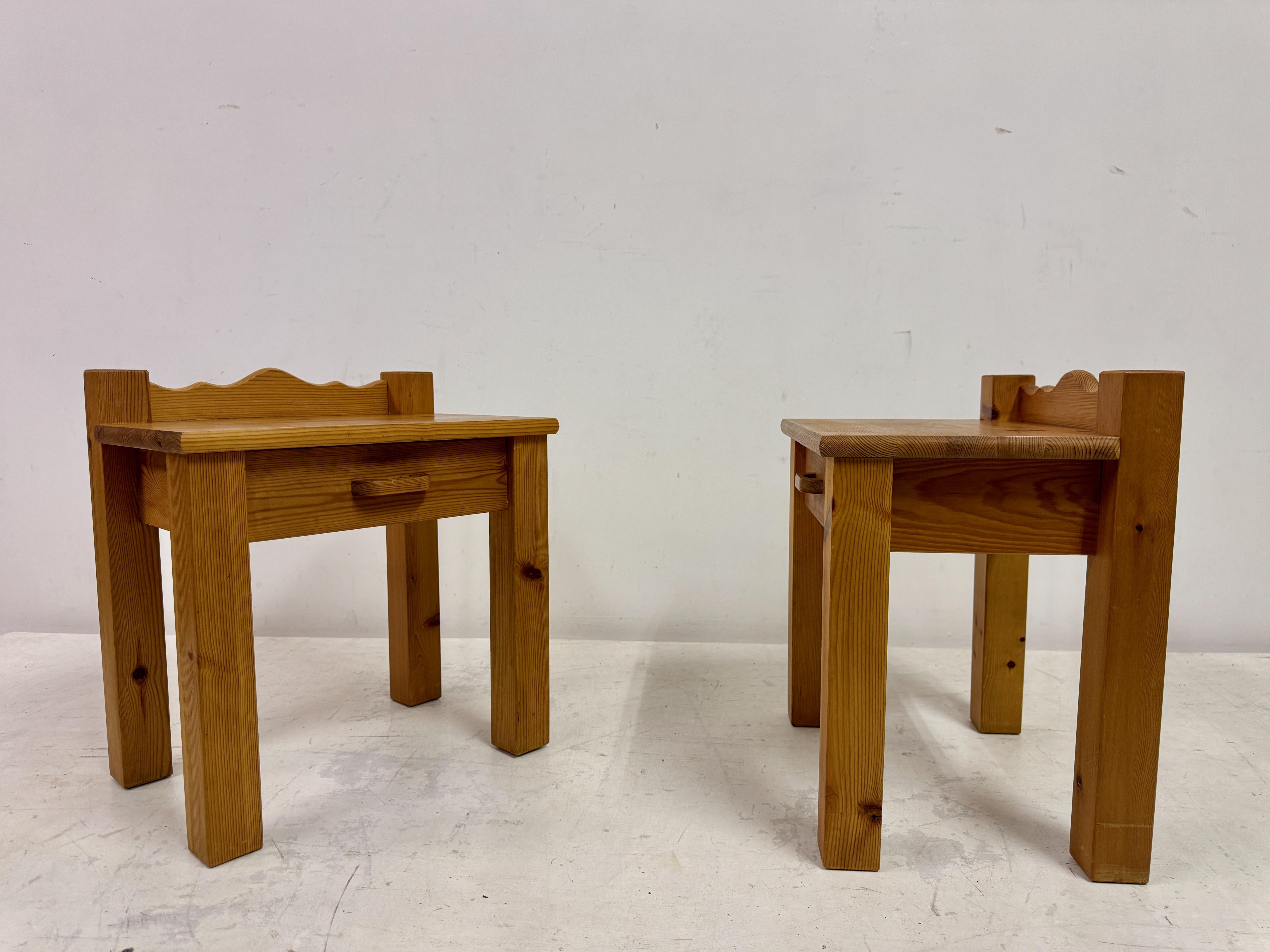 Pair of 1970s Pine Bedside Tables with Scalloped Backs For Sale 10
