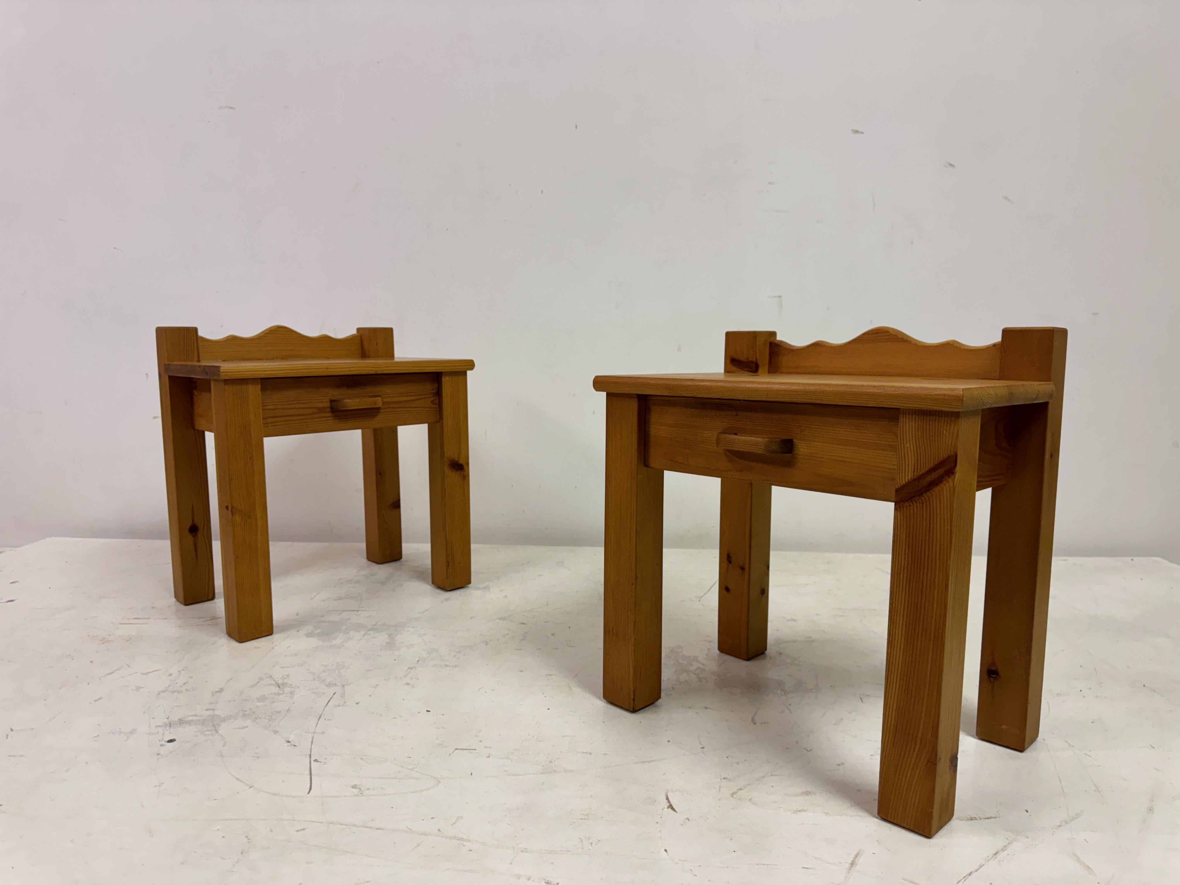 Pair of 1970s Pine Bedside Tables with Scalloped Backs For Sale 11