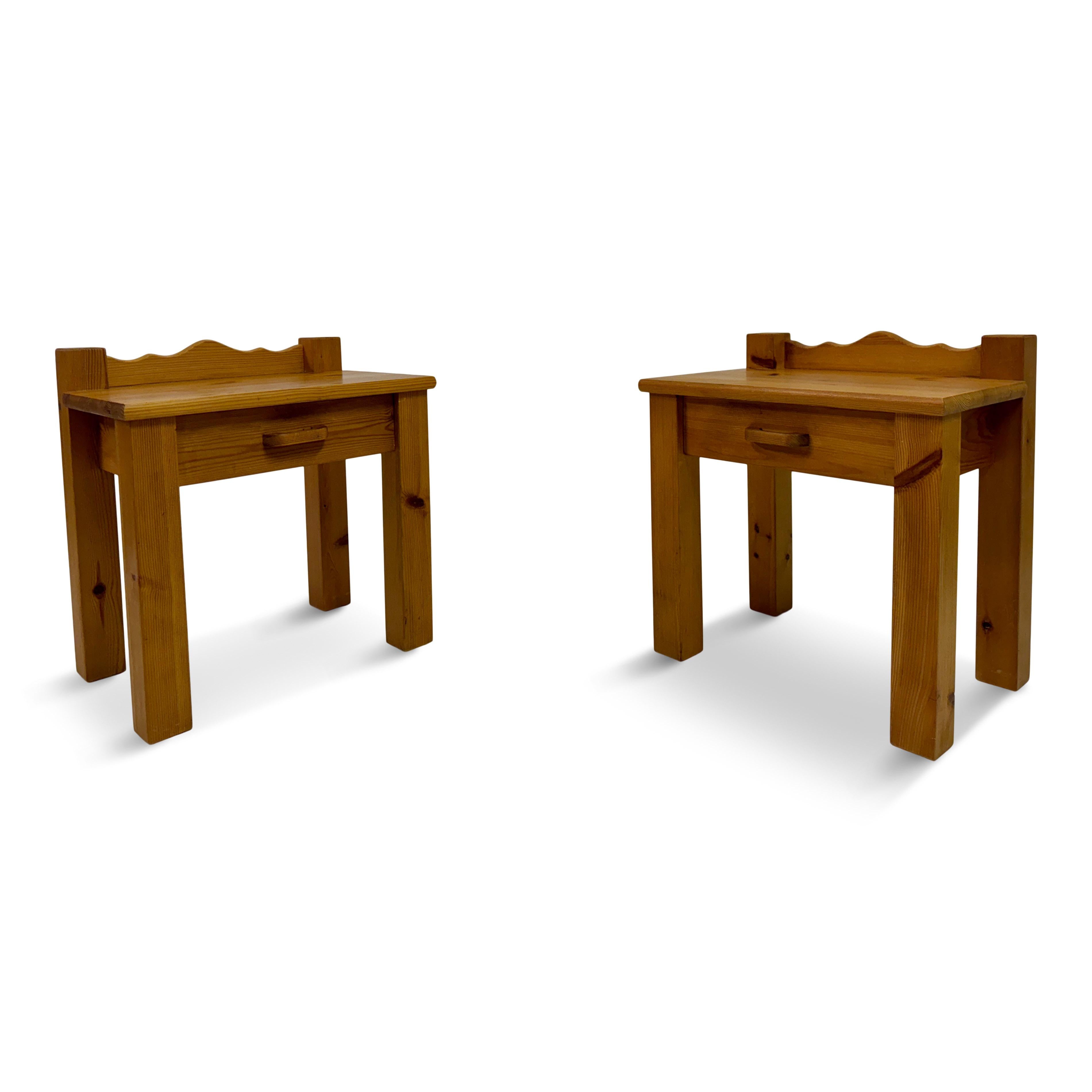 Pair of 1970s Pine Bedside Tables with Scalloped Backs

A cheerful and unpretentious pair of pine side tables, likely from the 1970s, with a lovely touch of folk charm. Each table is simply constructed but full of character — chunky square legs, a