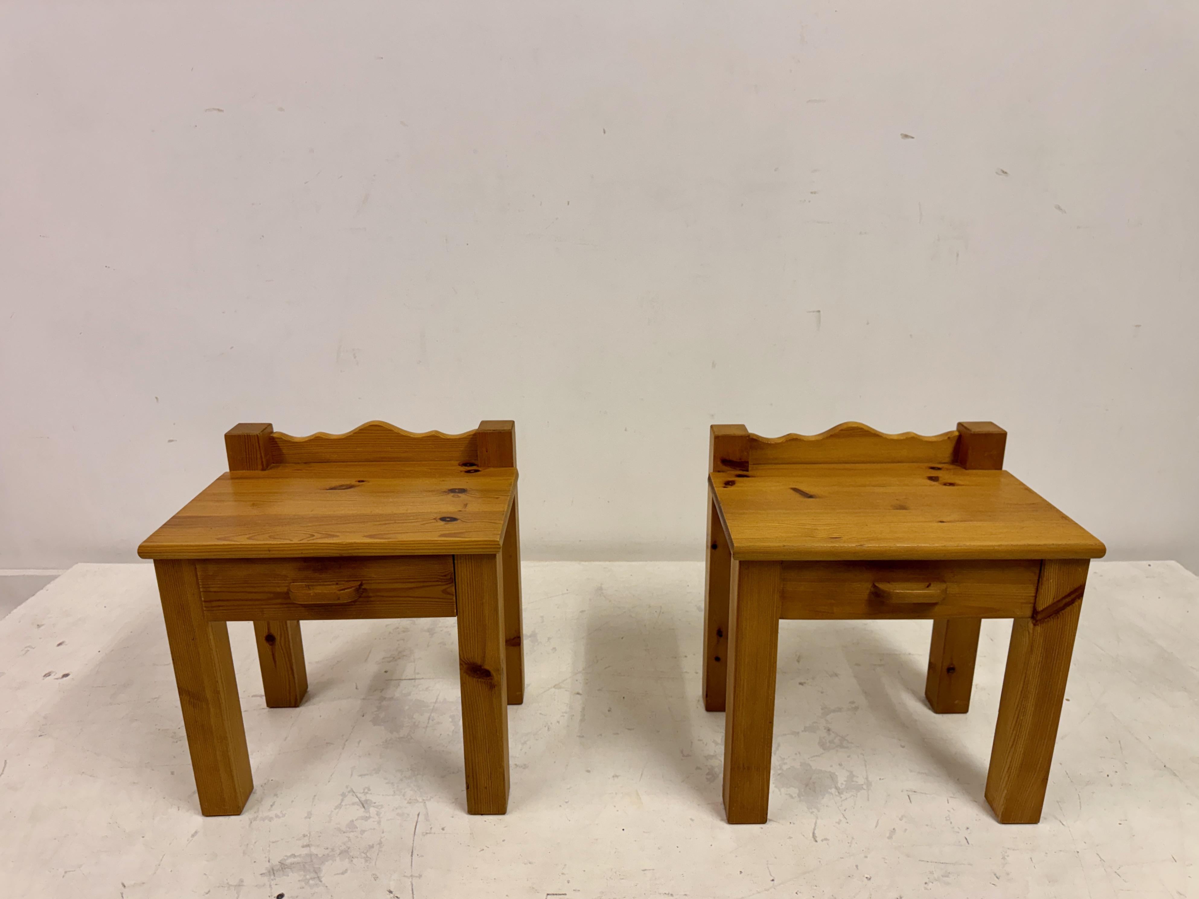 Mid-Century Modern Pair of 1970s Pine Bedside Tables with Scalloped Backs For Sale