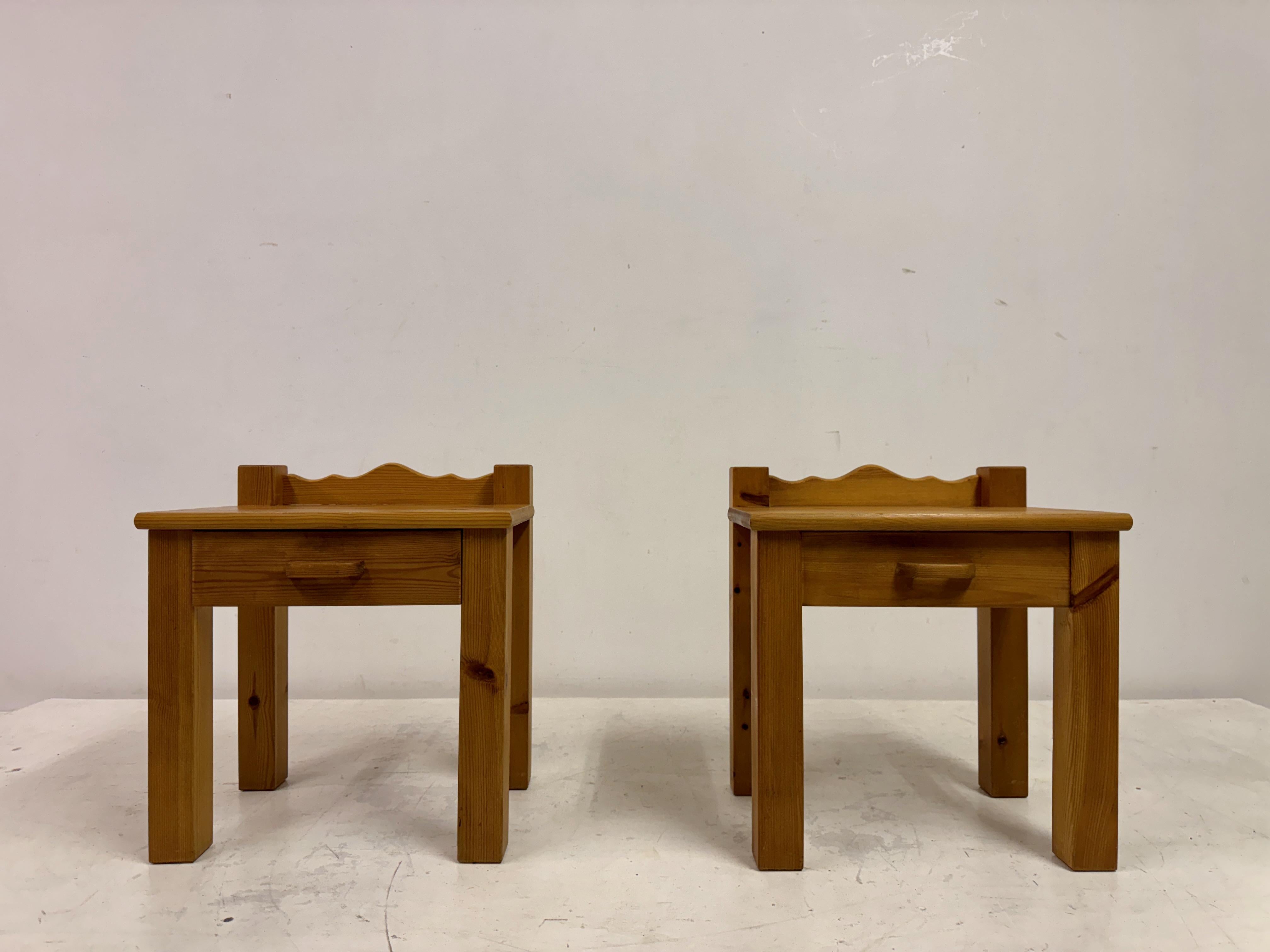 Swedish Pair of 1970s Pine Bedside Tables with Scalloped Backs For Sale