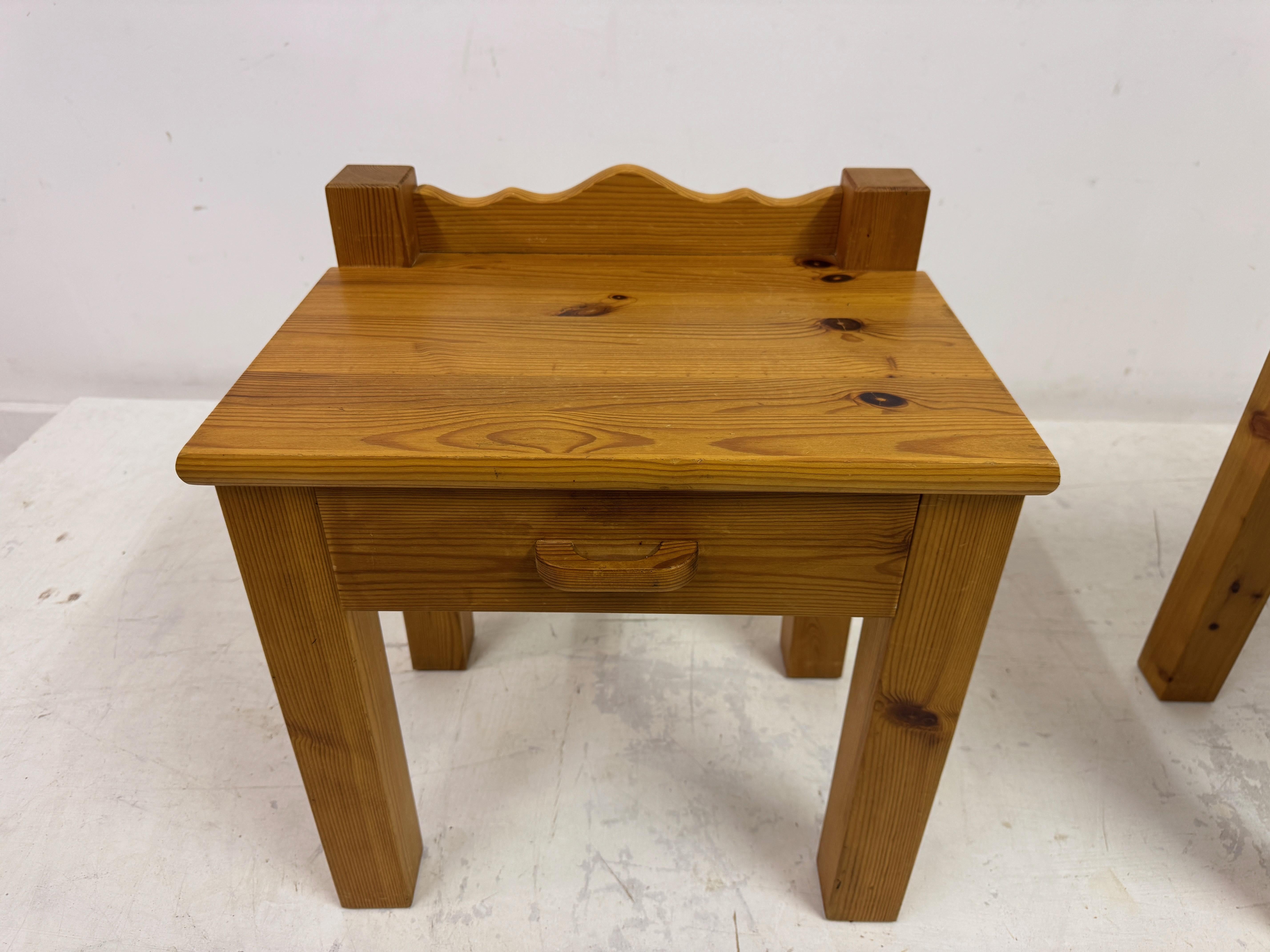 Pair of 1970s Pine Bedside Tables with Scalloped Backs In Fair Condition For Sale In London, London