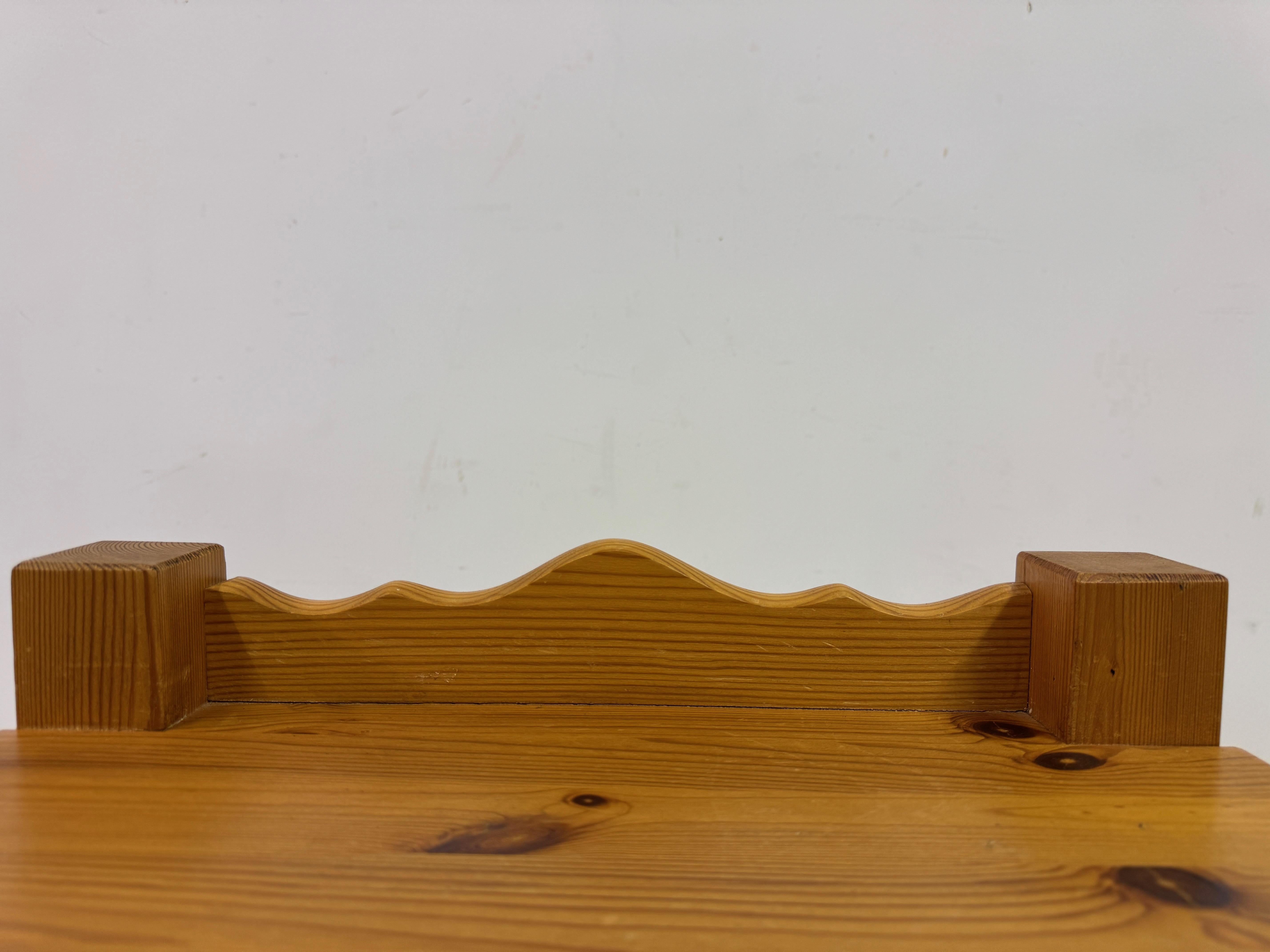 20th Century Pair of 1970s Pine Bedside Tables with Scalloped Backs For Sale
