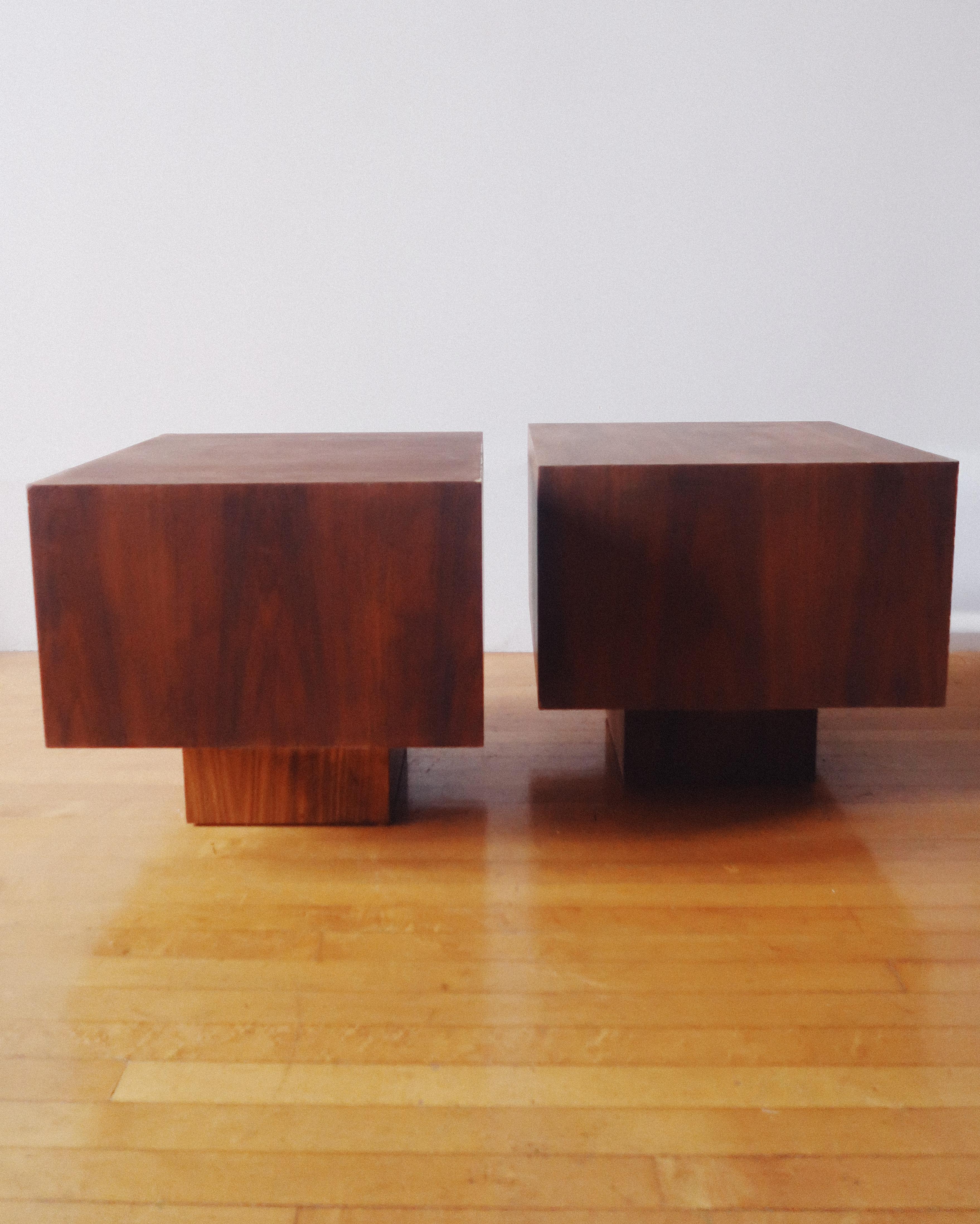 Mid-Century Modern Pair of 1970s Postmodern Plinth End Tables en vente