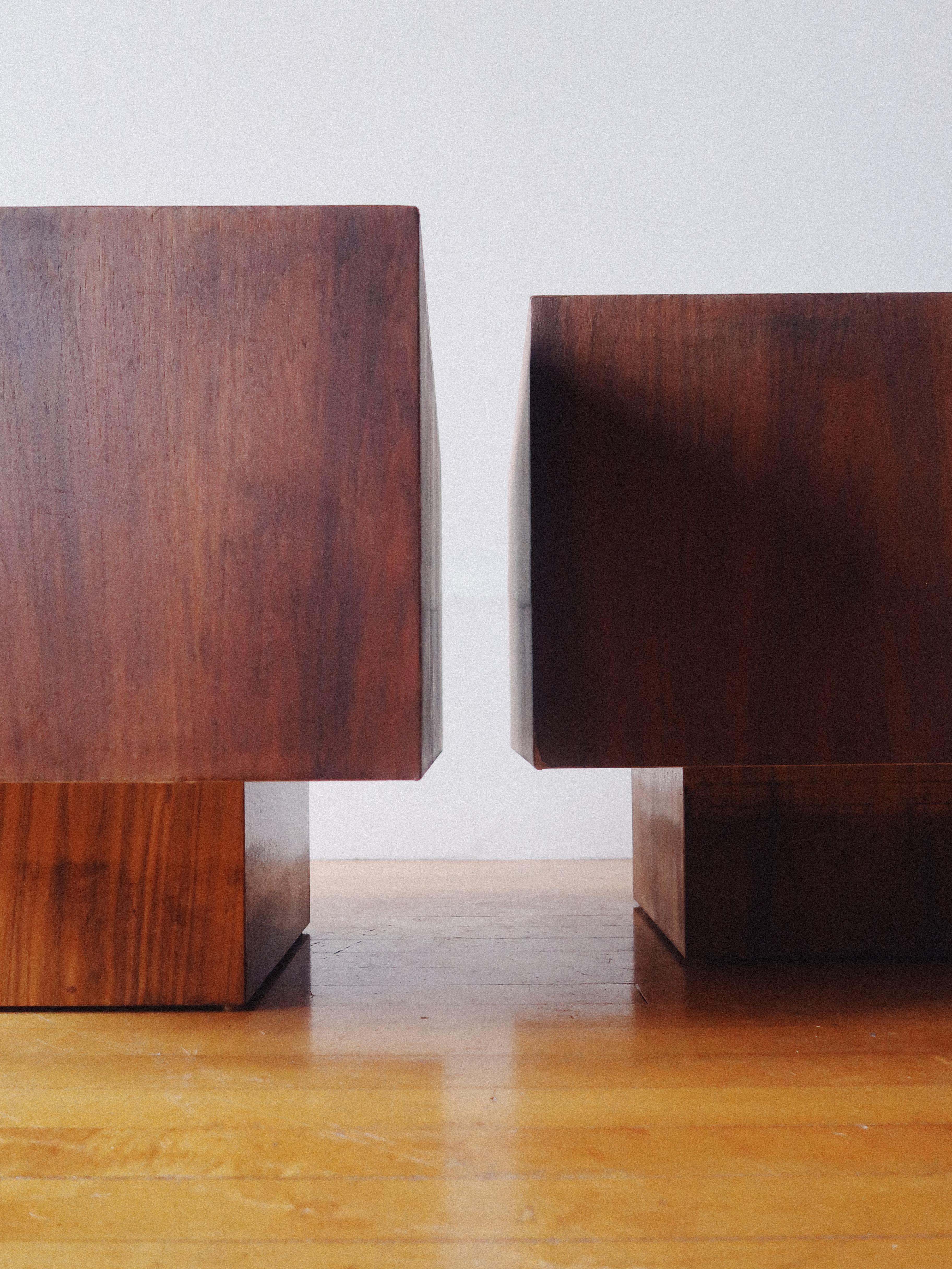 Pair of 1970s Postmodern Plinth End Tables État moyen - En vente à Los Angeles, CA