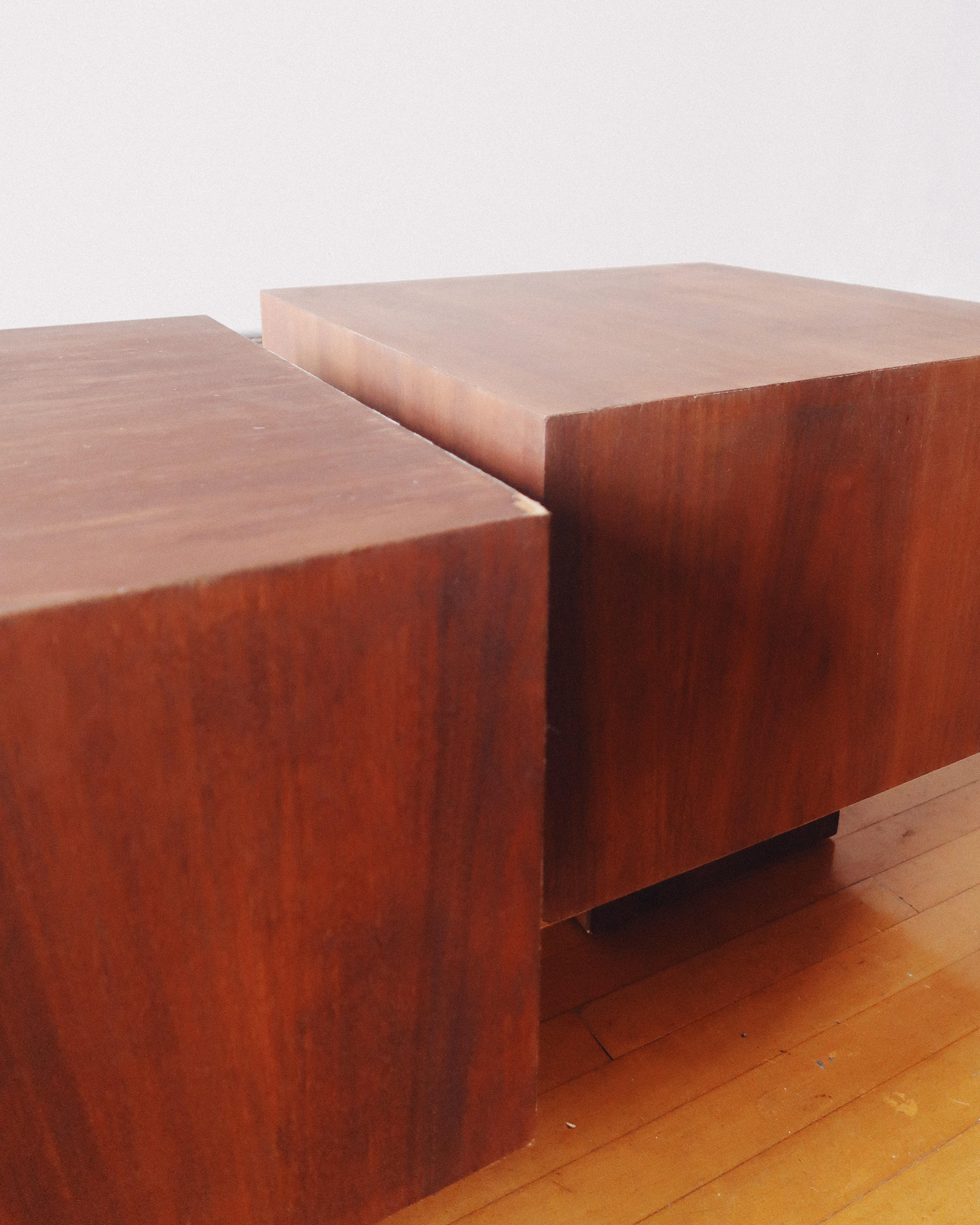 Fin du 20e siècle Pair of 1970s Postmodern Plinth End Tables en vente
