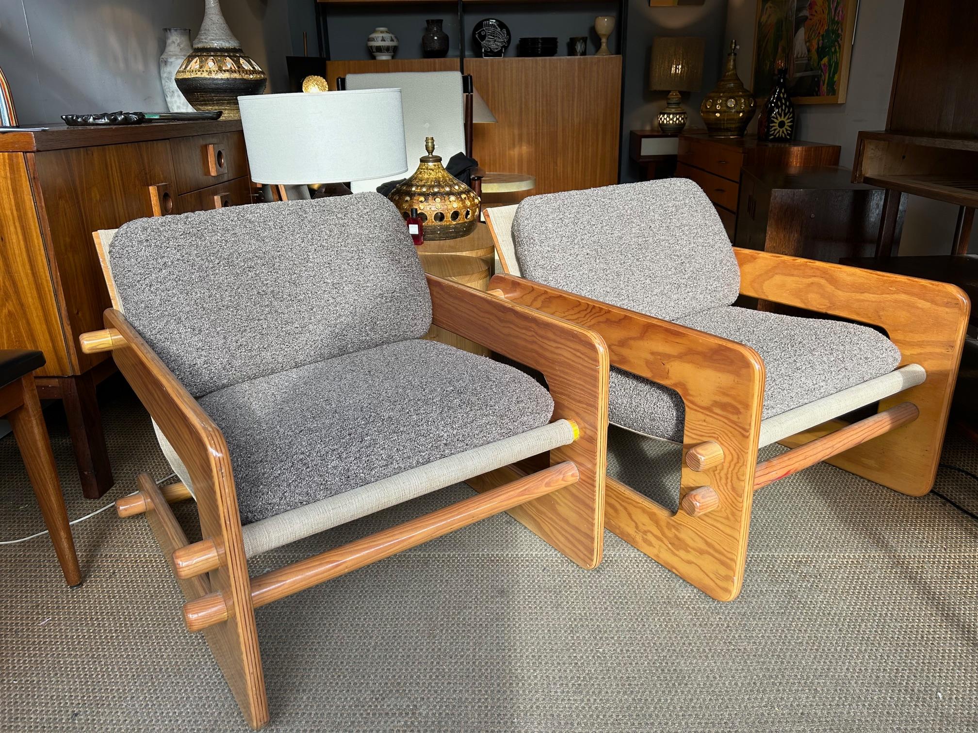 Coppia di sedie a sdraio, compensato, faggio, tessuto, Europa, anni '70

La forma distintiva di questa sedia è caratterizzata da una costruzione a fionda con una struttura a sbalzo dal design aperto. Questa tecnica di costruzione conferisce alla