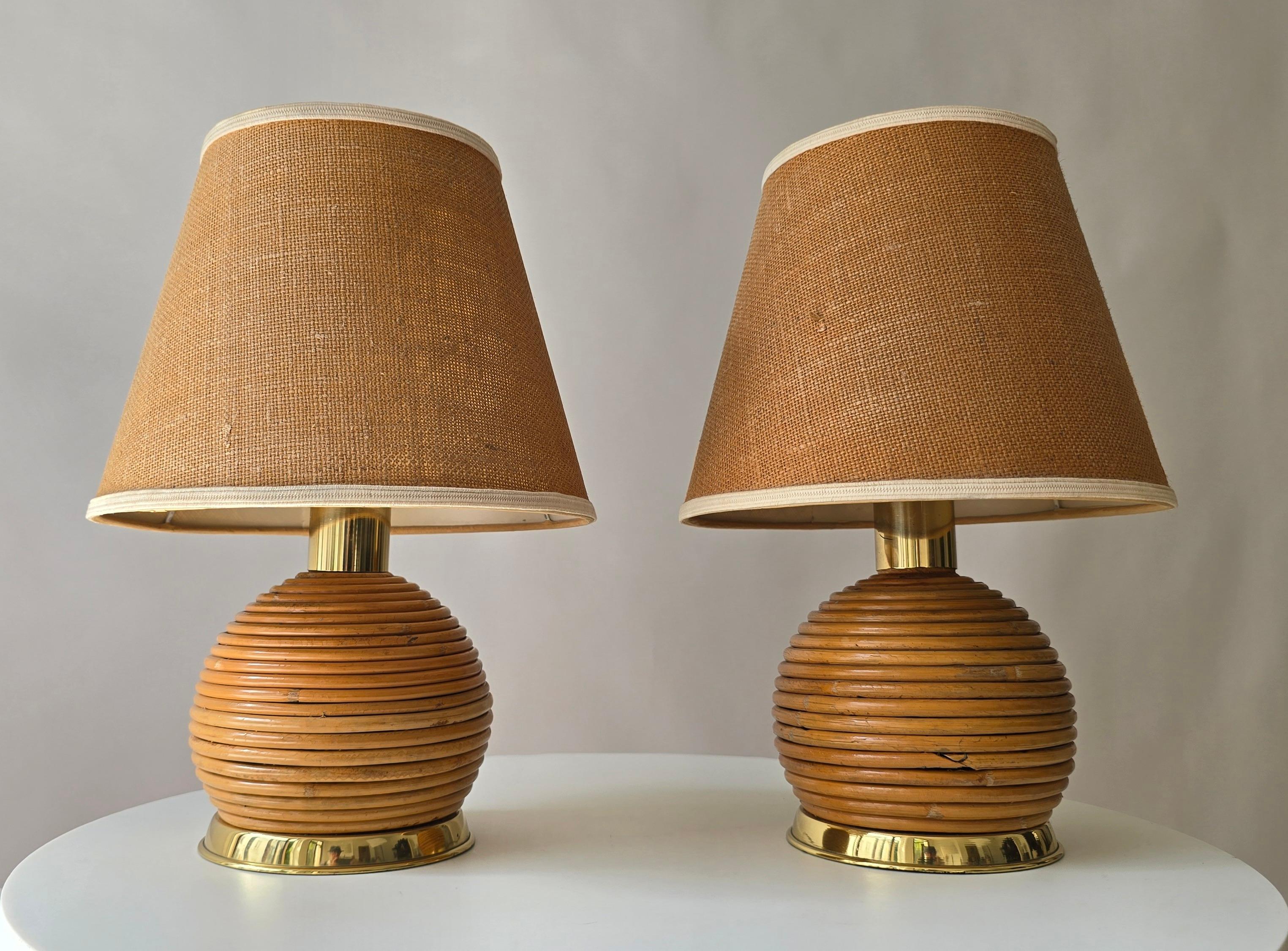 Mid-Century Modern Pair of 1970s Rattan & Brass Table Lamps – Organic Modern Boho Style For Sale