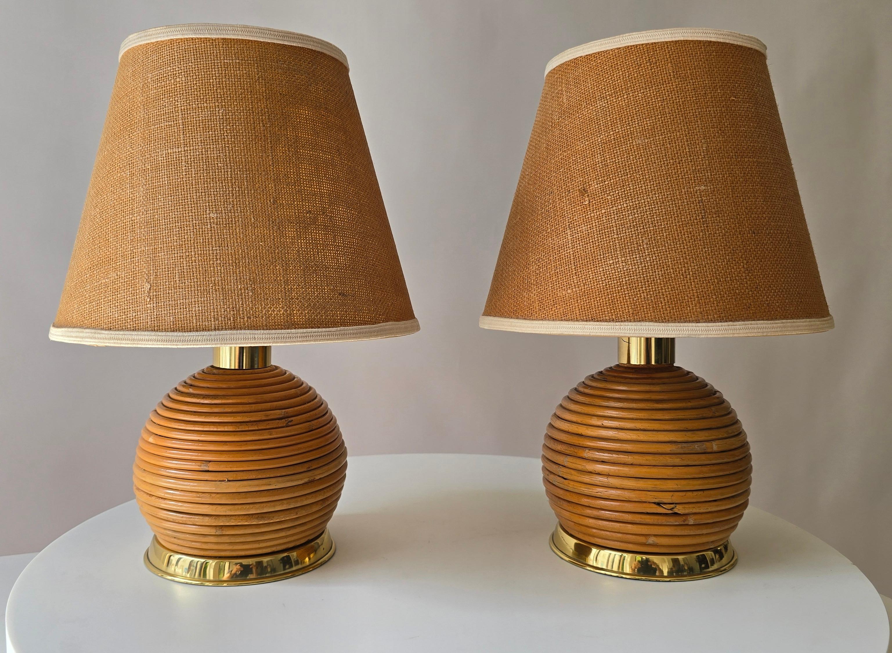 Italian Pair of 1970s Rattan & Brass Table Lamps – Organic Modern Boho Style For Sale