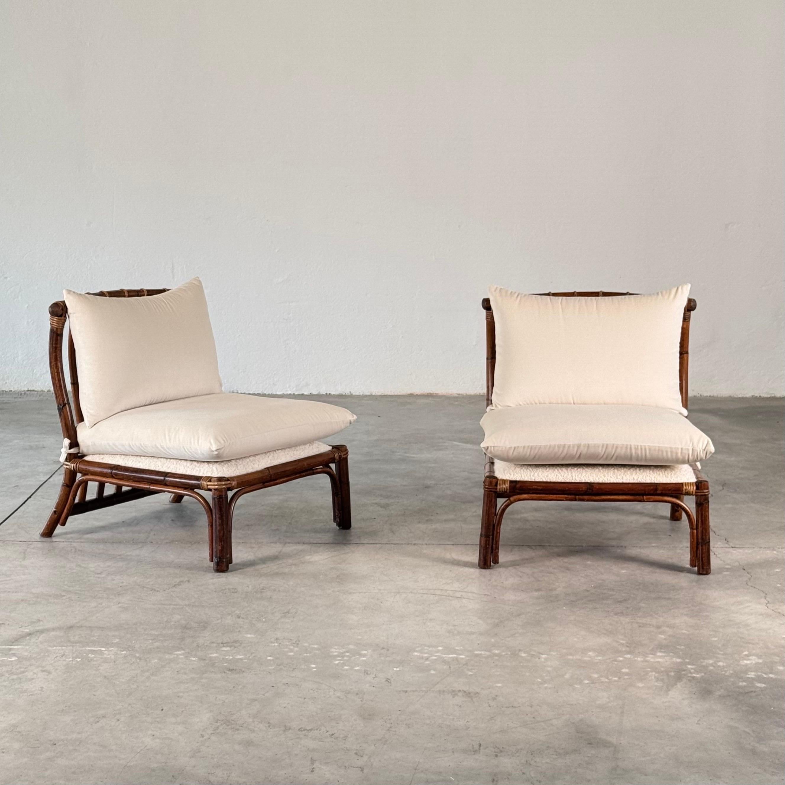Una sofisticata miscela di artigianato italiano vintage e comfort contemporaneo, questa squisita coppia di sedie lounge è stata originariamente progettata negli anni '70 da Alberto Smania per Smania Studio Interni.

Le cornici, realizzate in rattan