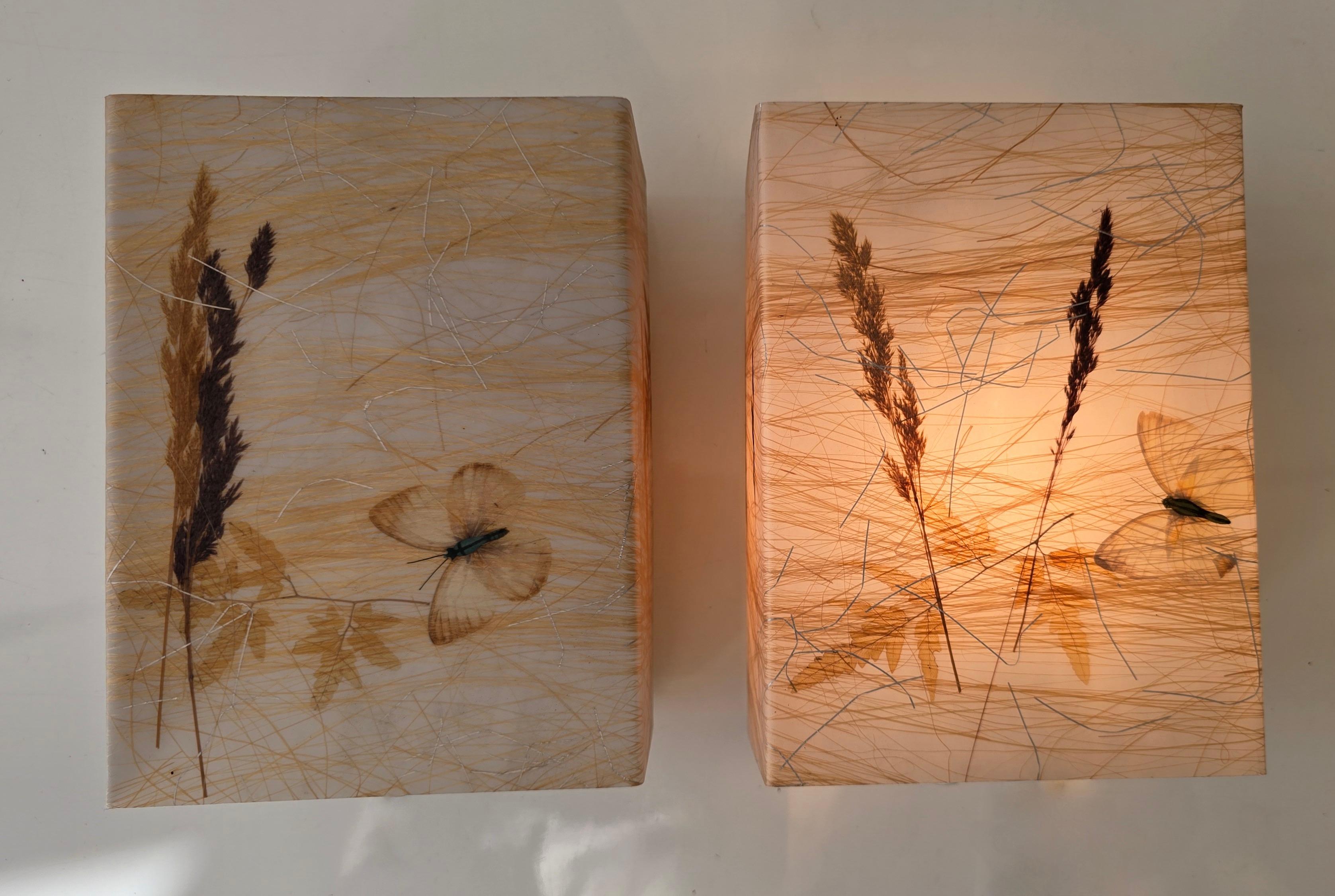 Pareja de lámparas de pared de resina de los años 70 con inclusiones botánicas y de mariposas Europeo en venta