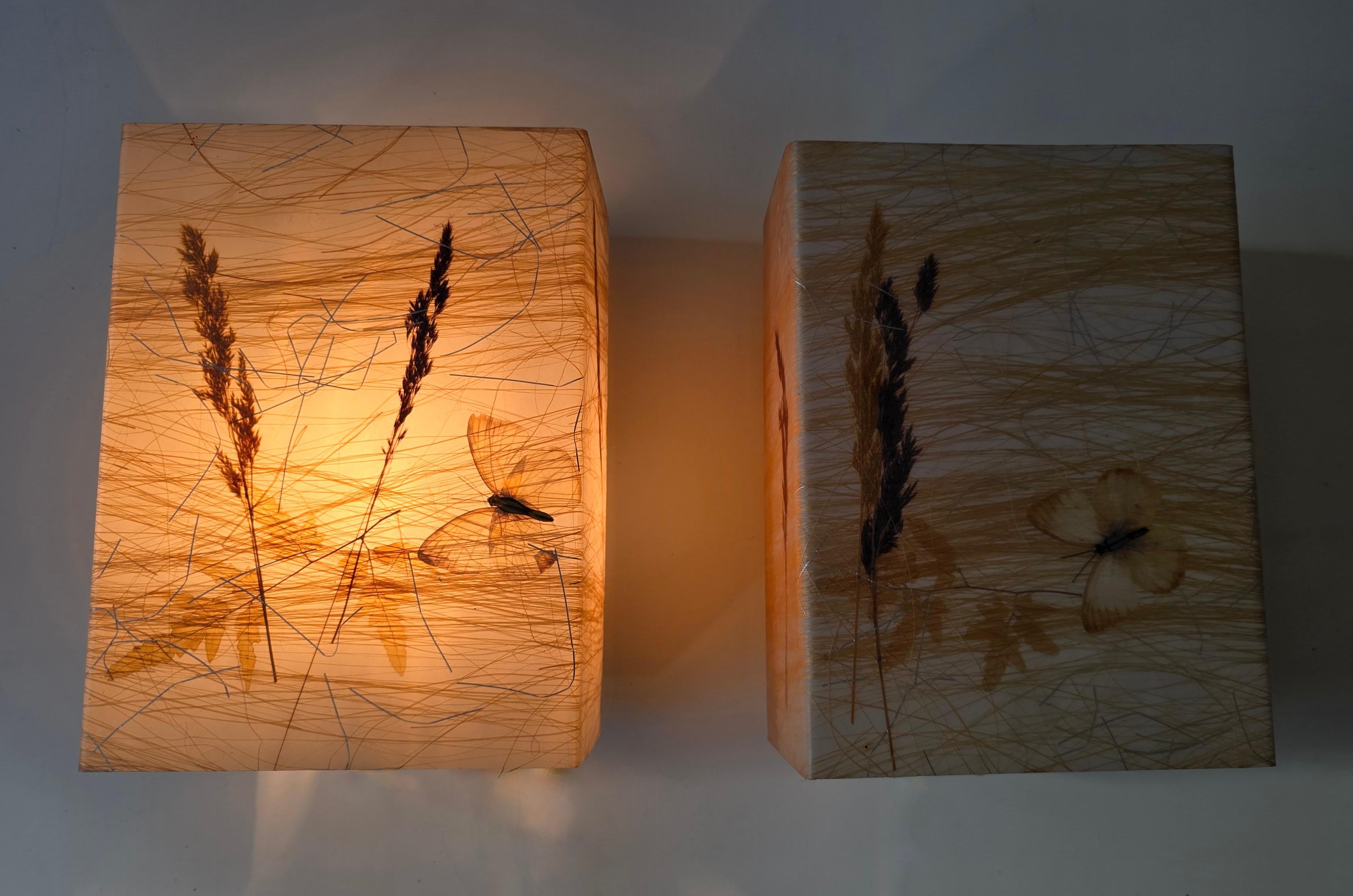 Pareja de lámparas de pared de resina de los años 70 con inclusiones botánicas y de mariposas en venta 1