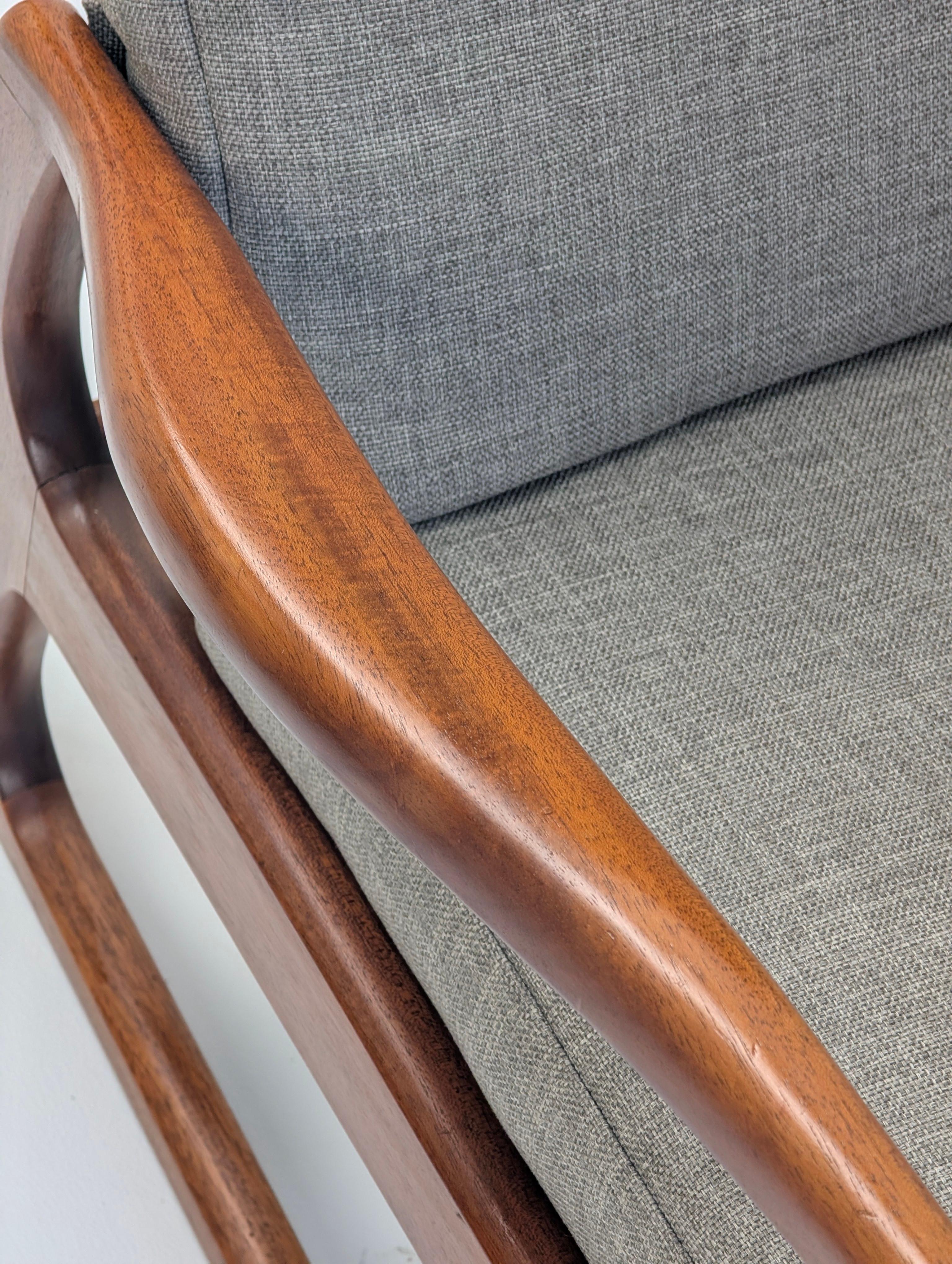 Pareja de sillones de salón de palisandro de mediados de siglo XX restaurados en los años 70 en venta 2