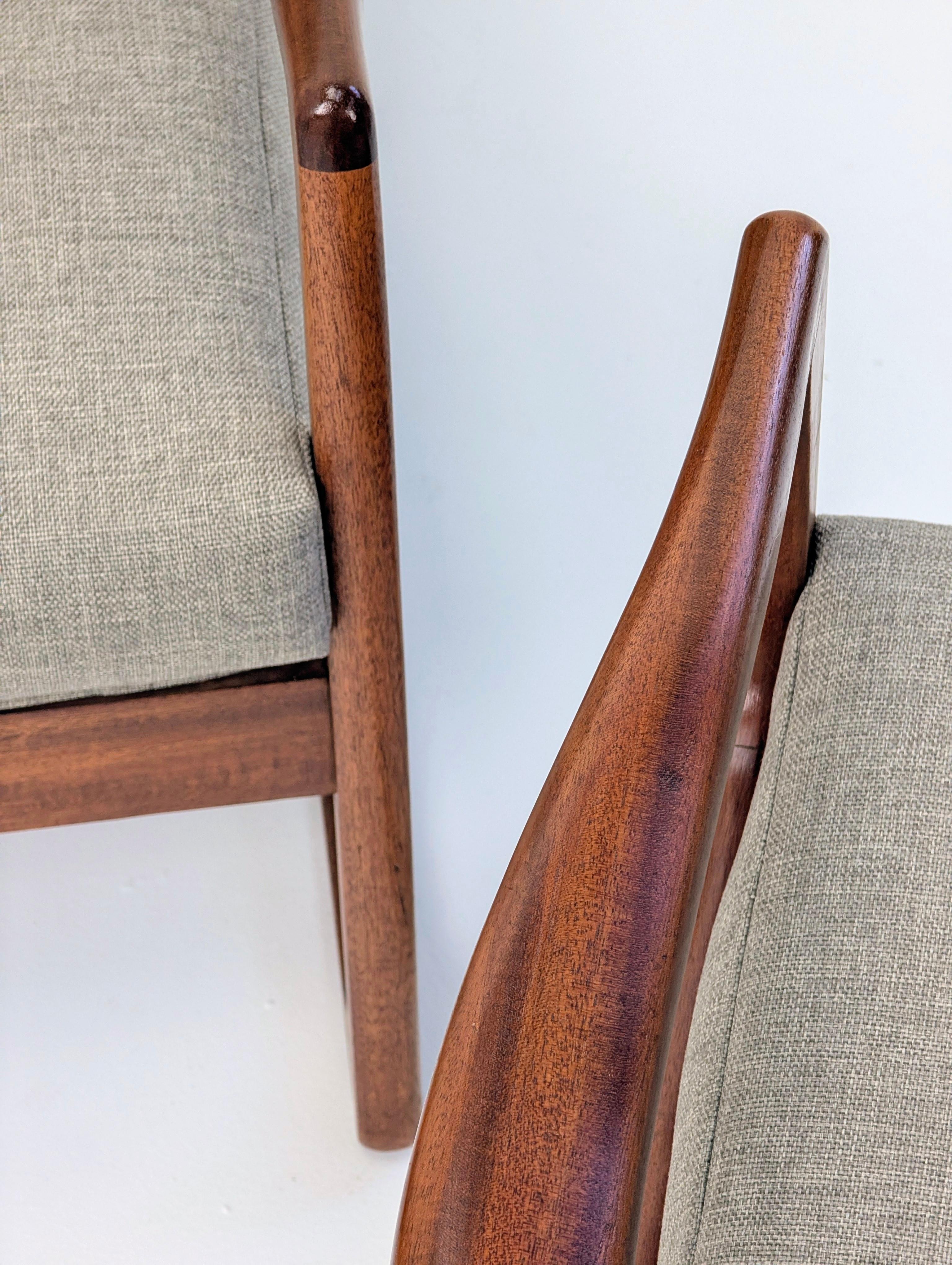 Pareja de sillones de salón de palisandro de mediados de siglo XX restaurados en los años 70 en venta 3