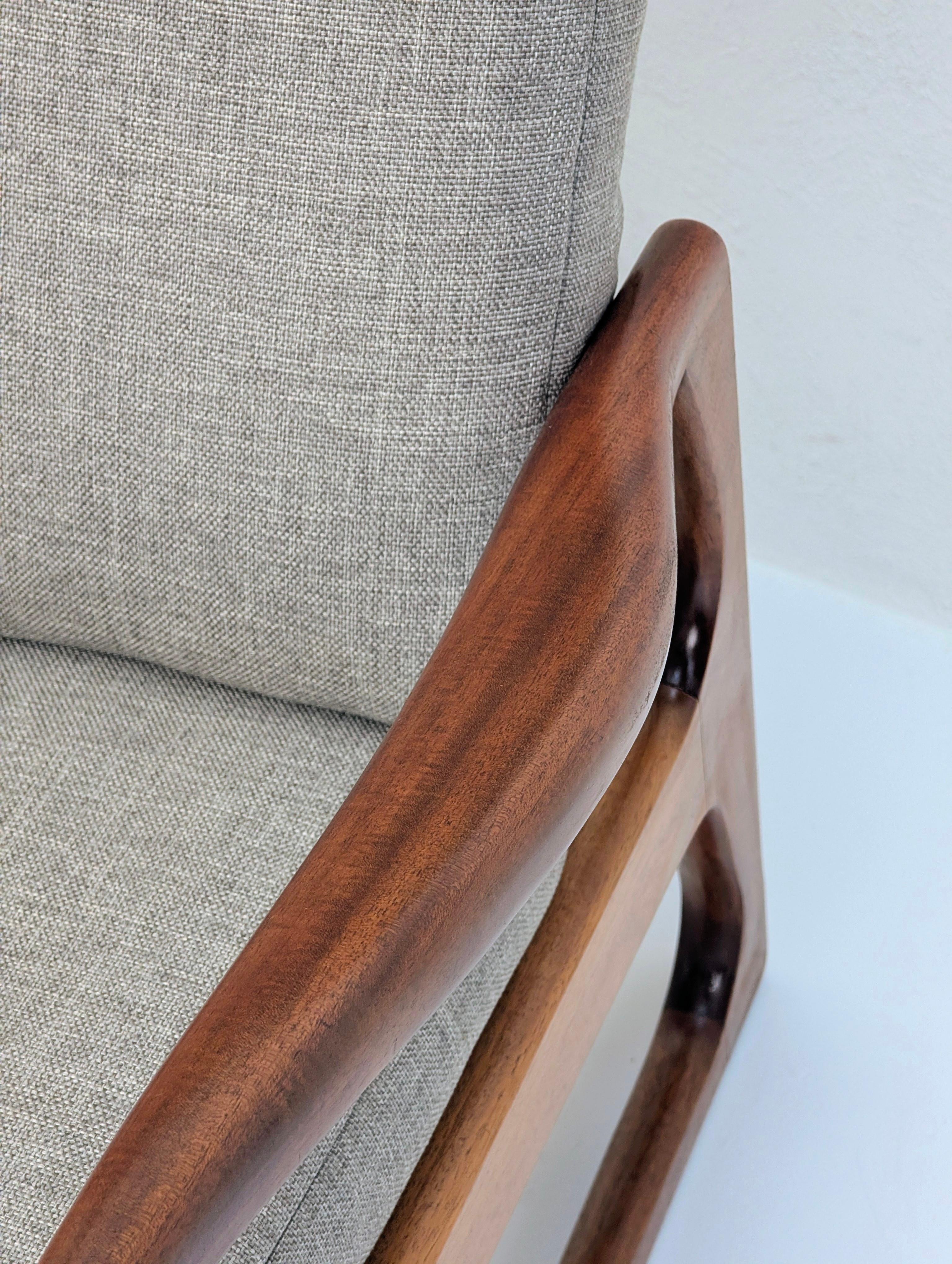 Pareja de sillones de salón de palisandro de mediados de siglo XX restaurados en los años 70 en venta 4