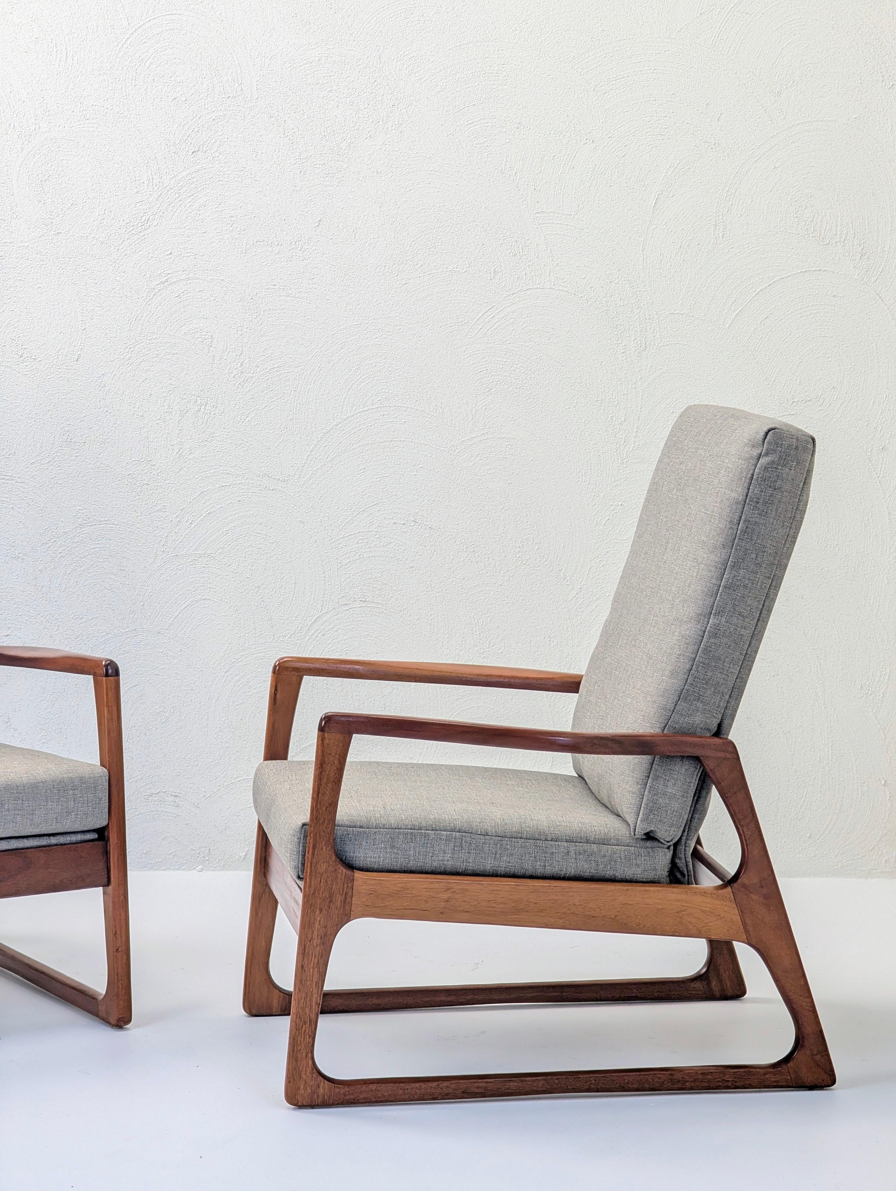 Pareja de sillones de salón de palisandro de mediados de siglo XX restaurados en los años 70 Moderno de mediados de siglo en venta