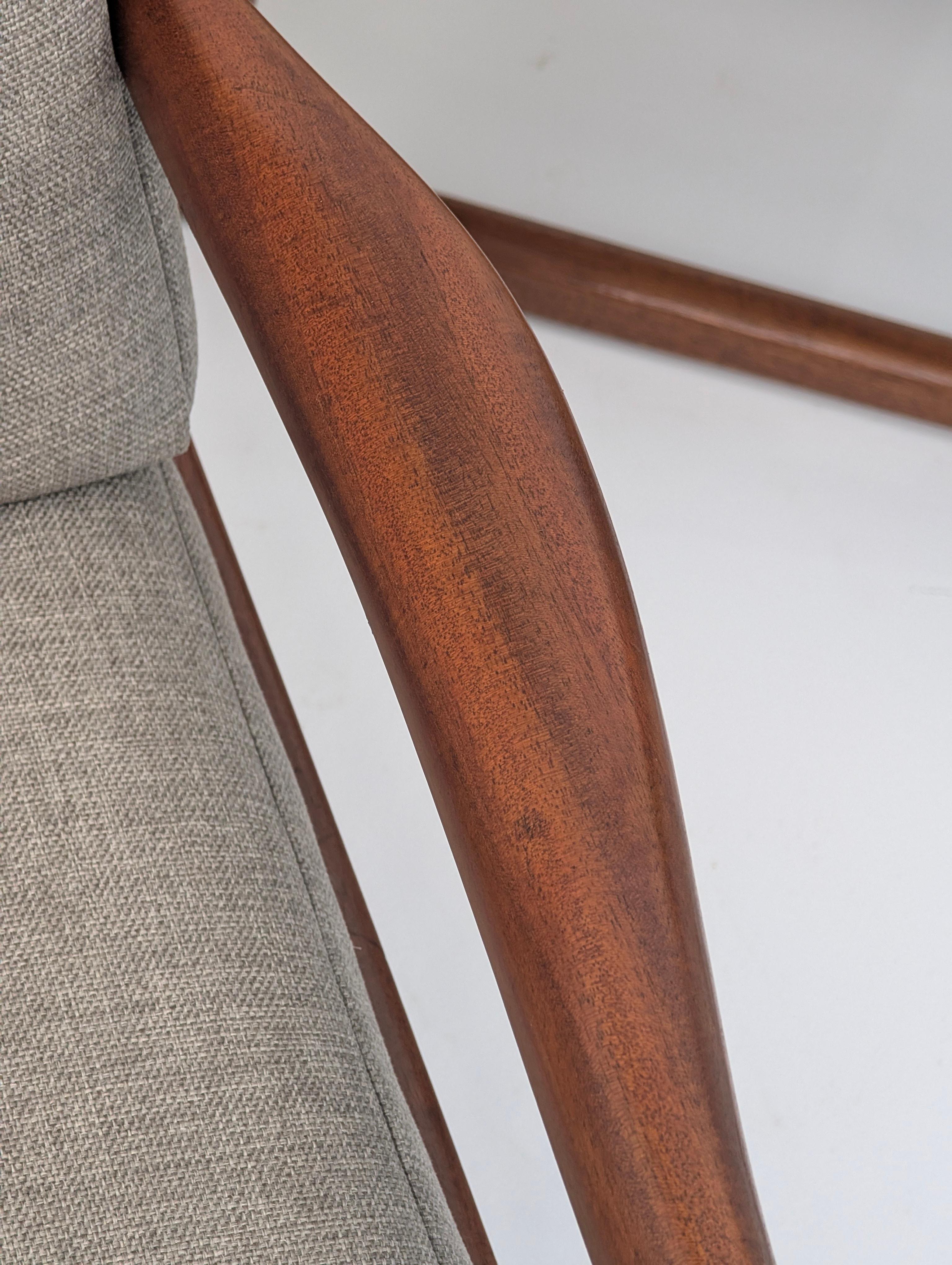 Pareja de sillones de salón de palisandro de mediados de siglo XX restaurados en los años 70 Hecho a mano en venta