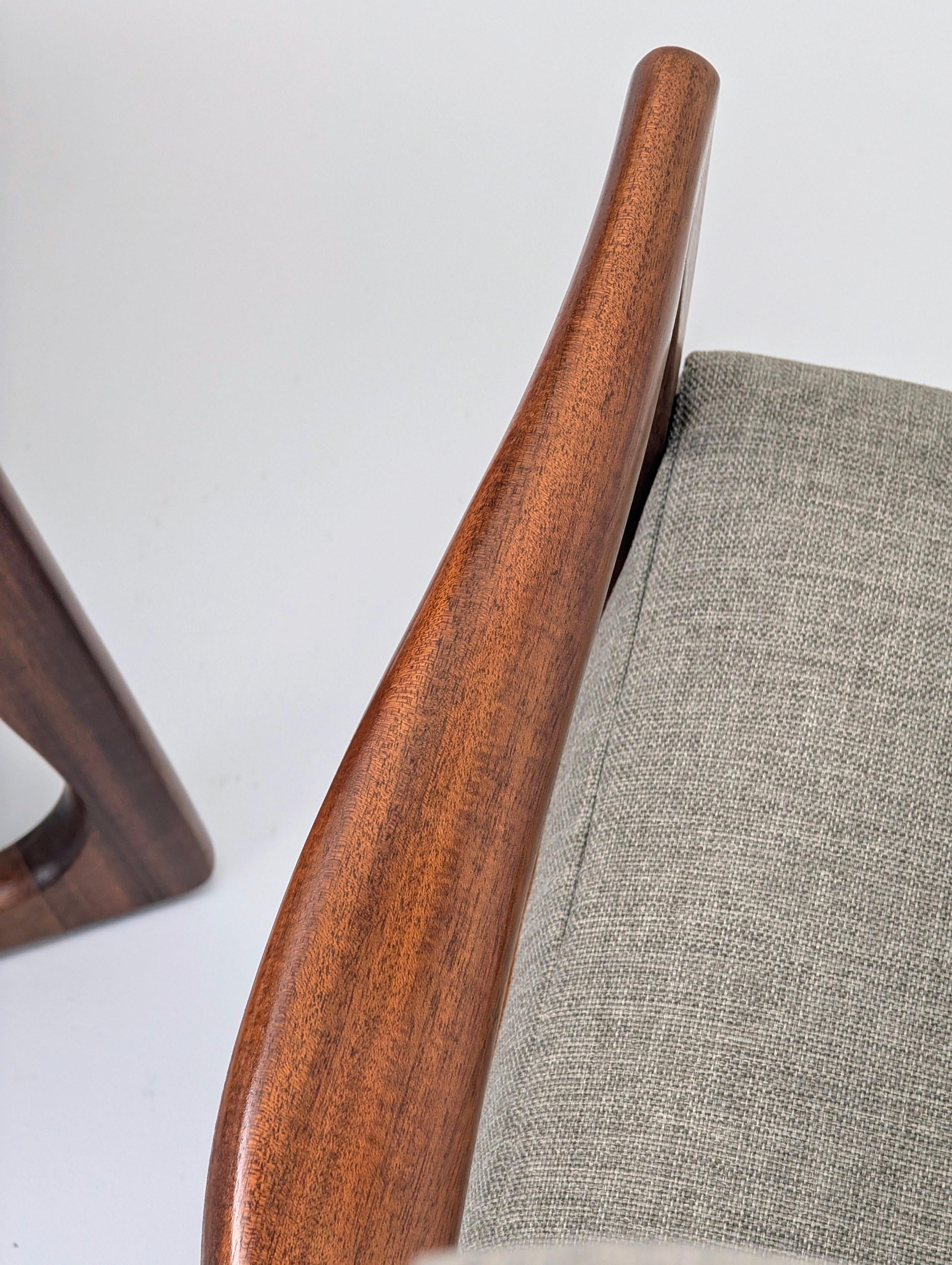 Pareja de sillones de salón de palisandro de mediados de siglo XX restaurados en los años 70 en Bueno estado para la venta en TORQUAY, AU