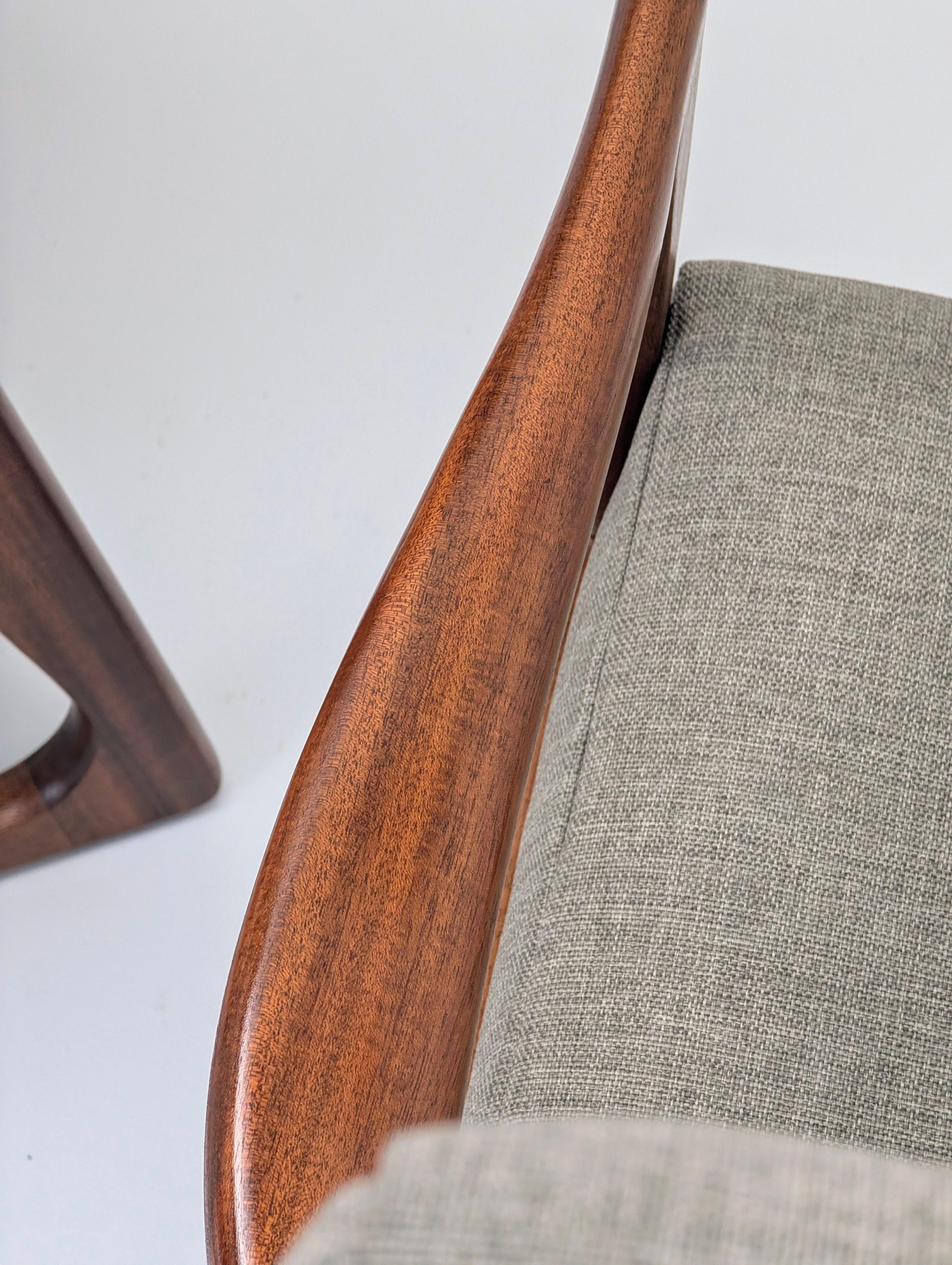 Pareja de sillones de salón de palisandro de mediados de siglo XX restaurados en los años 70 finales del siglo XX en venta