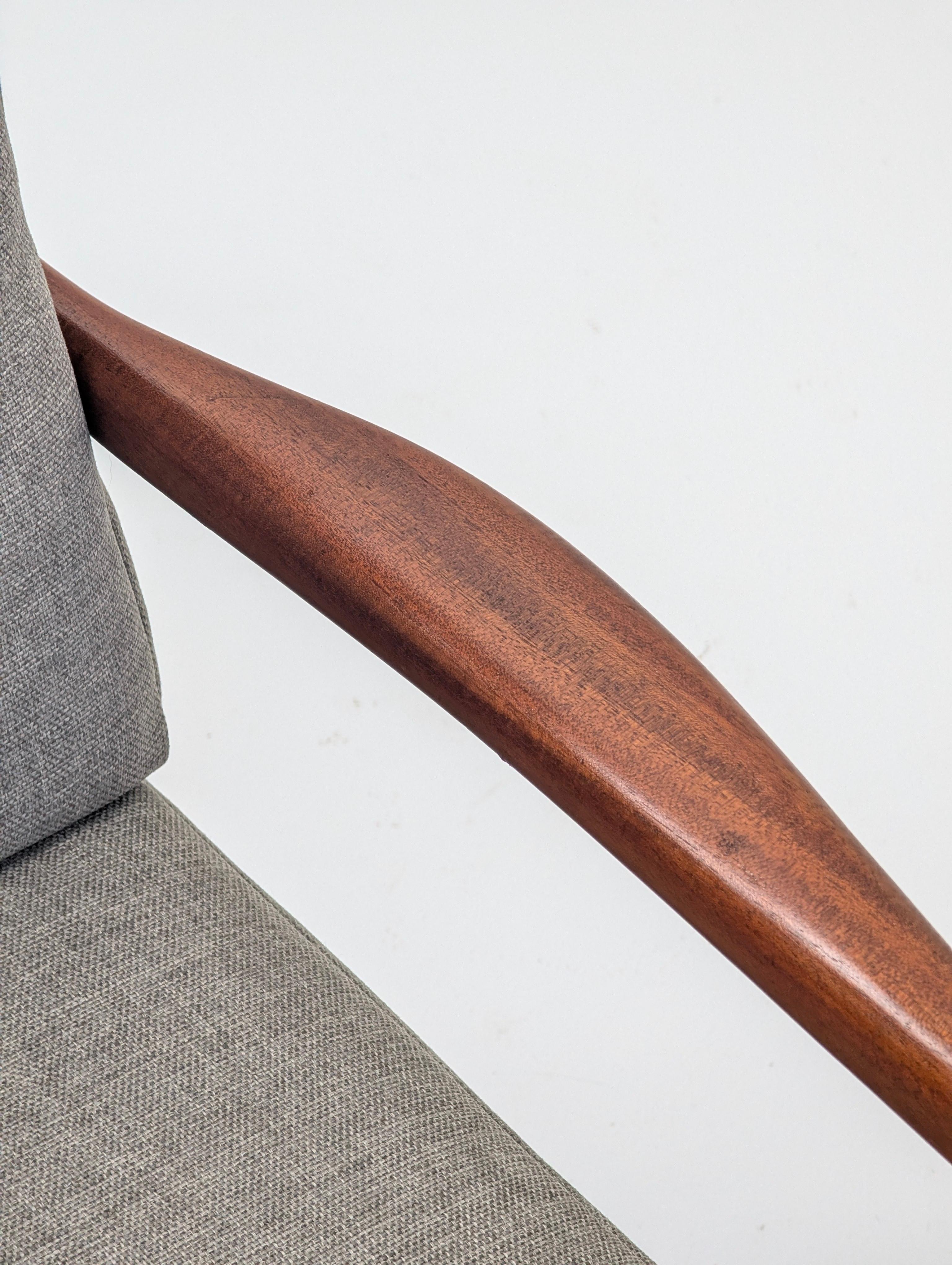 Pareja de sillones de salón de palisandro de mediados de siglo XX restaurados en los años 70 en venta 1