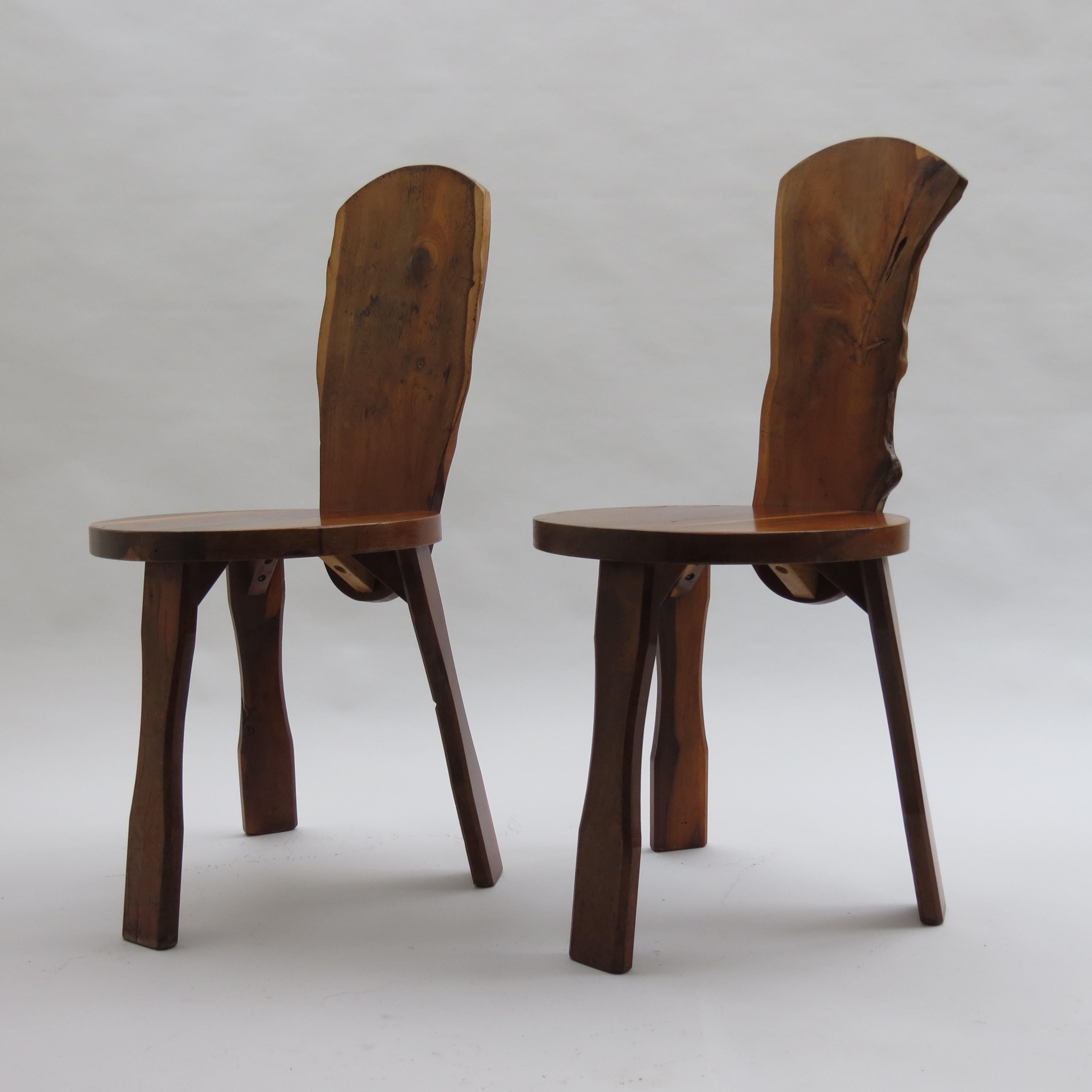 Wunderschönes Paar Ess- oder Beistellstühle, entworfen und hergestellt von Reynolds of Ludlow, England.  Aus massivem Eibenholz gefertigt, variiert jeder Stuhl leicht aufgrund der organischen Freiform des Eibenholzes.  Wunderschöne Maserung und