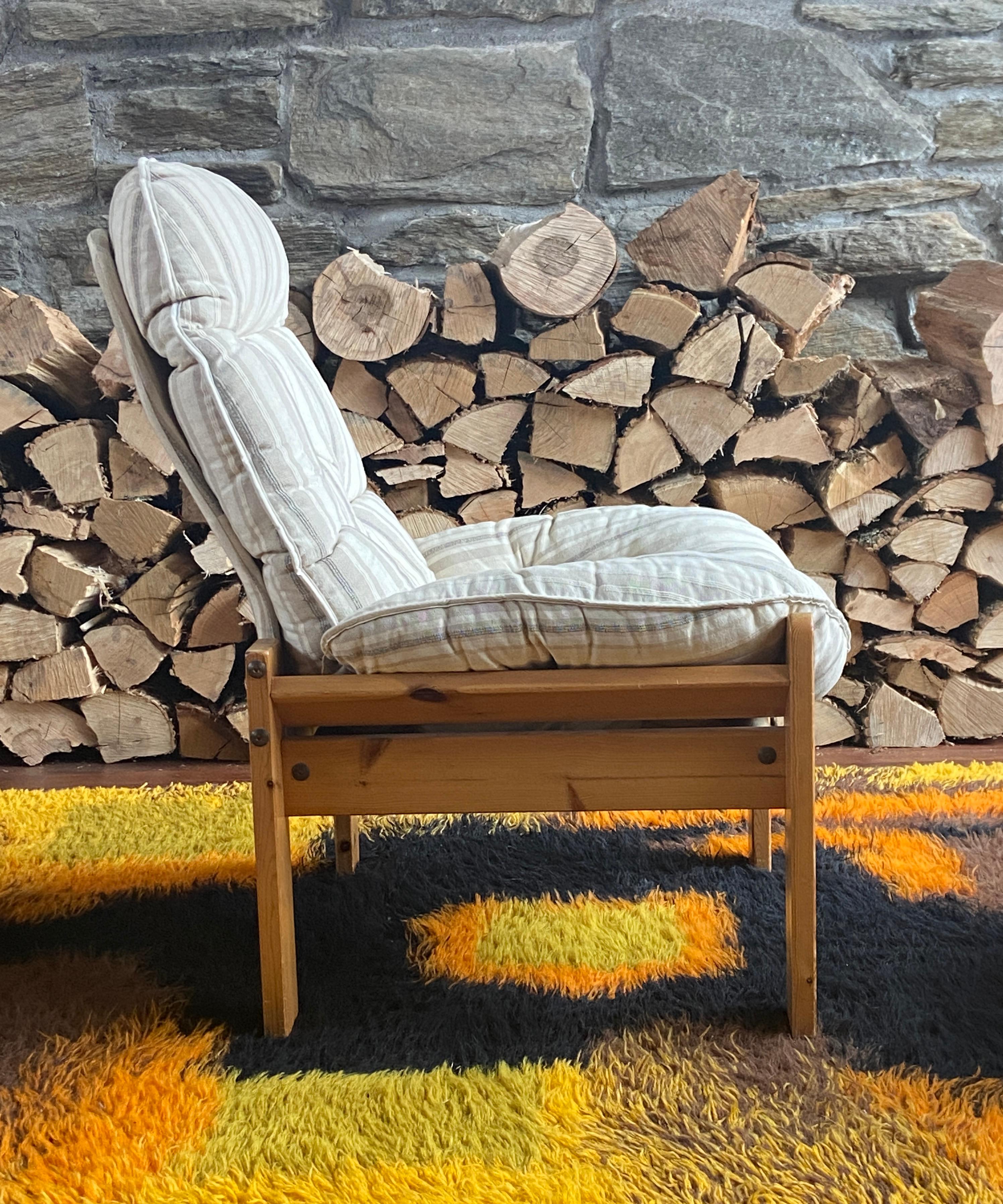 Pair of 1970's Scandinavian brutalist pine lounge chairs with ottoman en vente 3