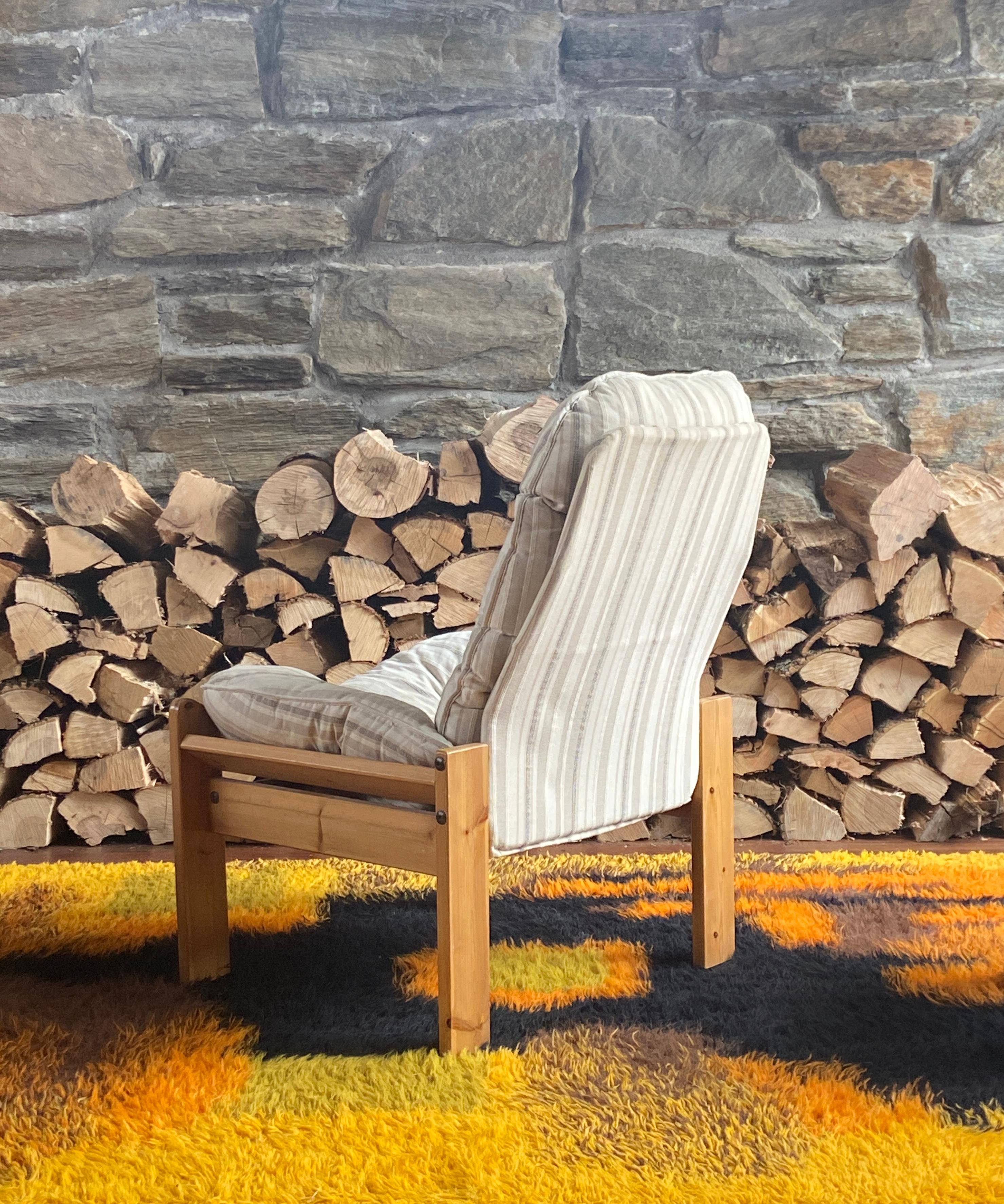 Pair of 1970's Scandinavian brutalist pine lounge chairs with ottoman en vente 4