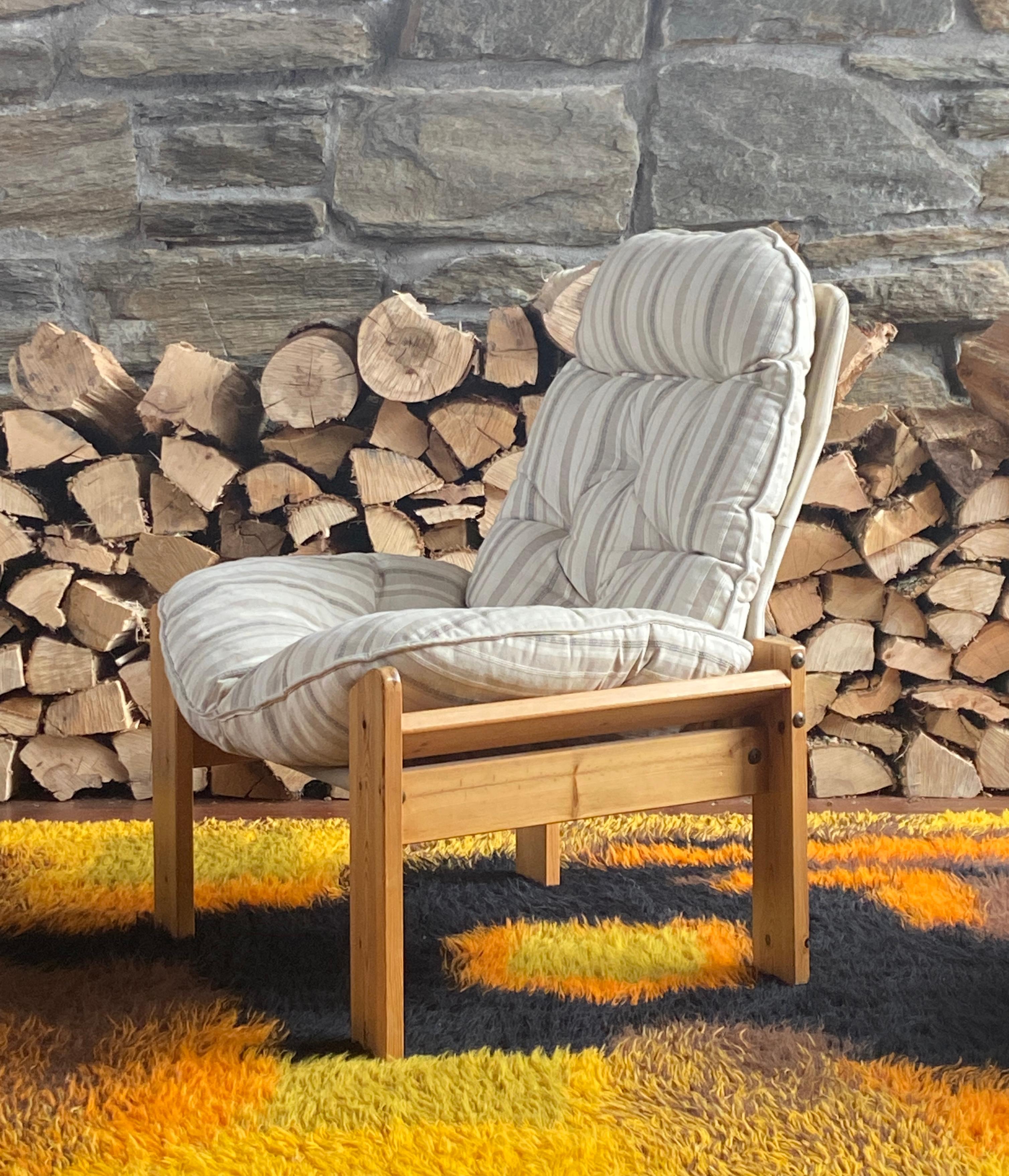 Pair of 1970's Scandinavian brutalist pine lounge chairs with ottoman en vente 5