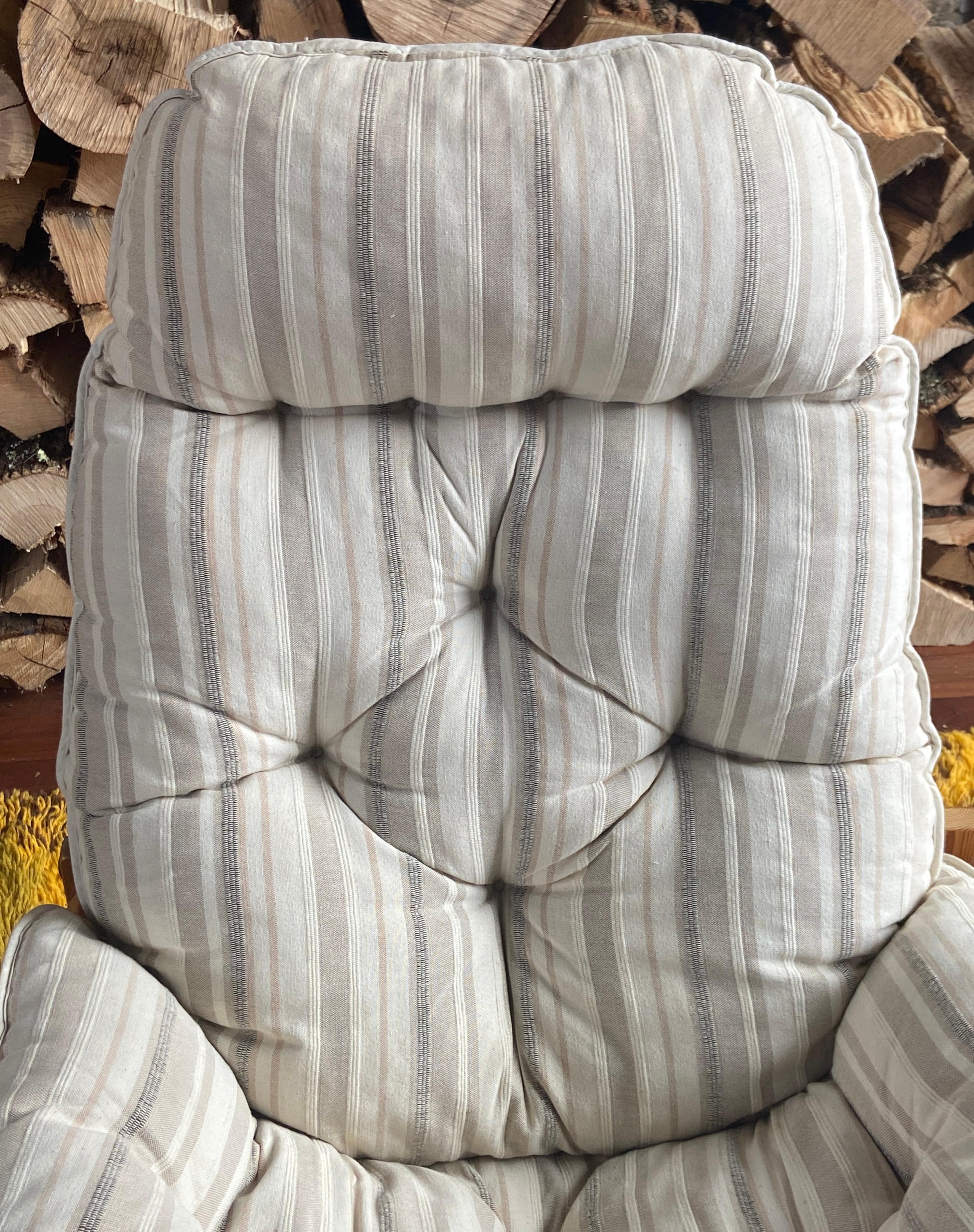 Pair of 1970's Scandinavian brutalist pine lounge chairs with ottoman en vente 6