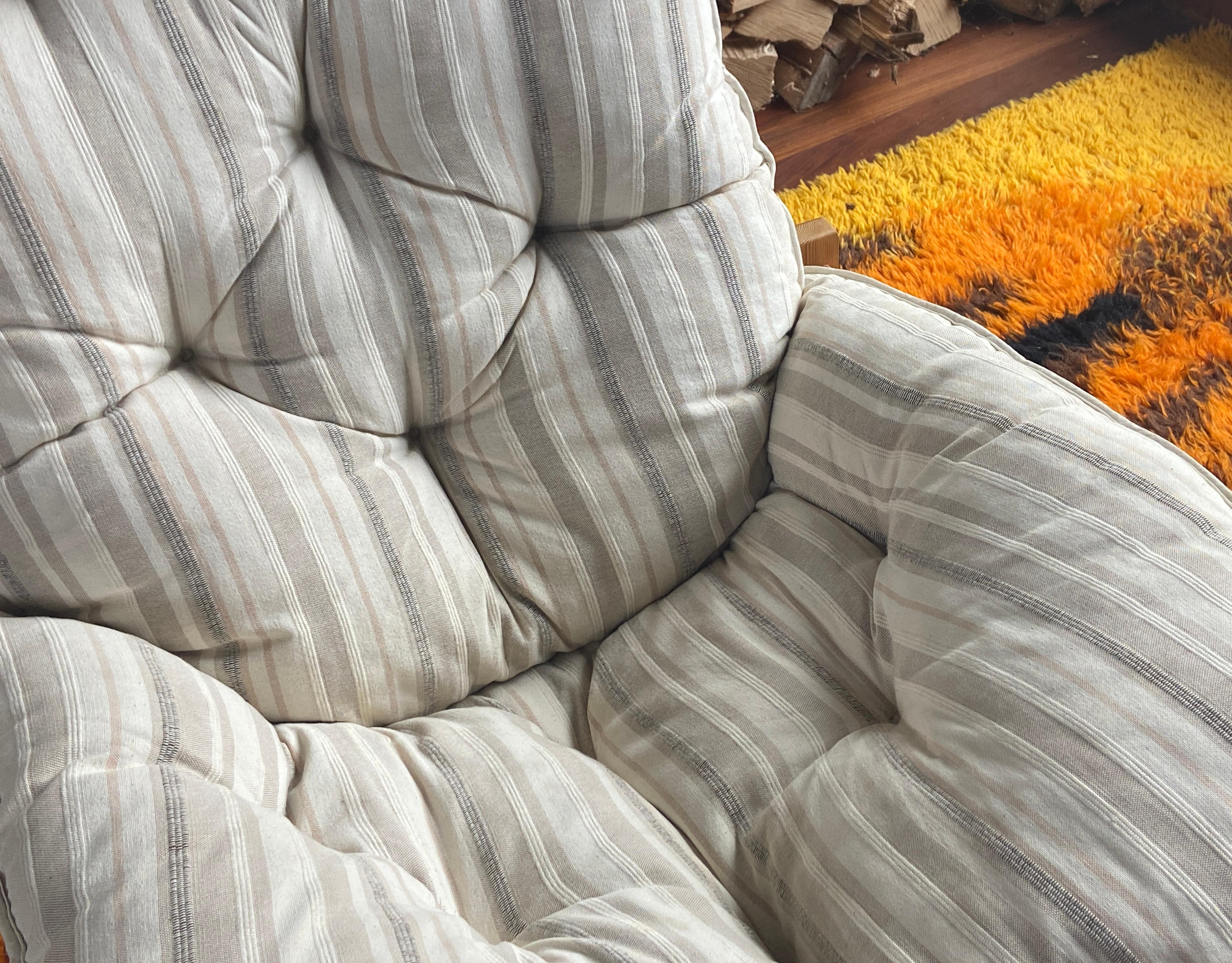 Pair of 1970's Scandinavian brutalist pine lounge chairs with ottoman en vente 7