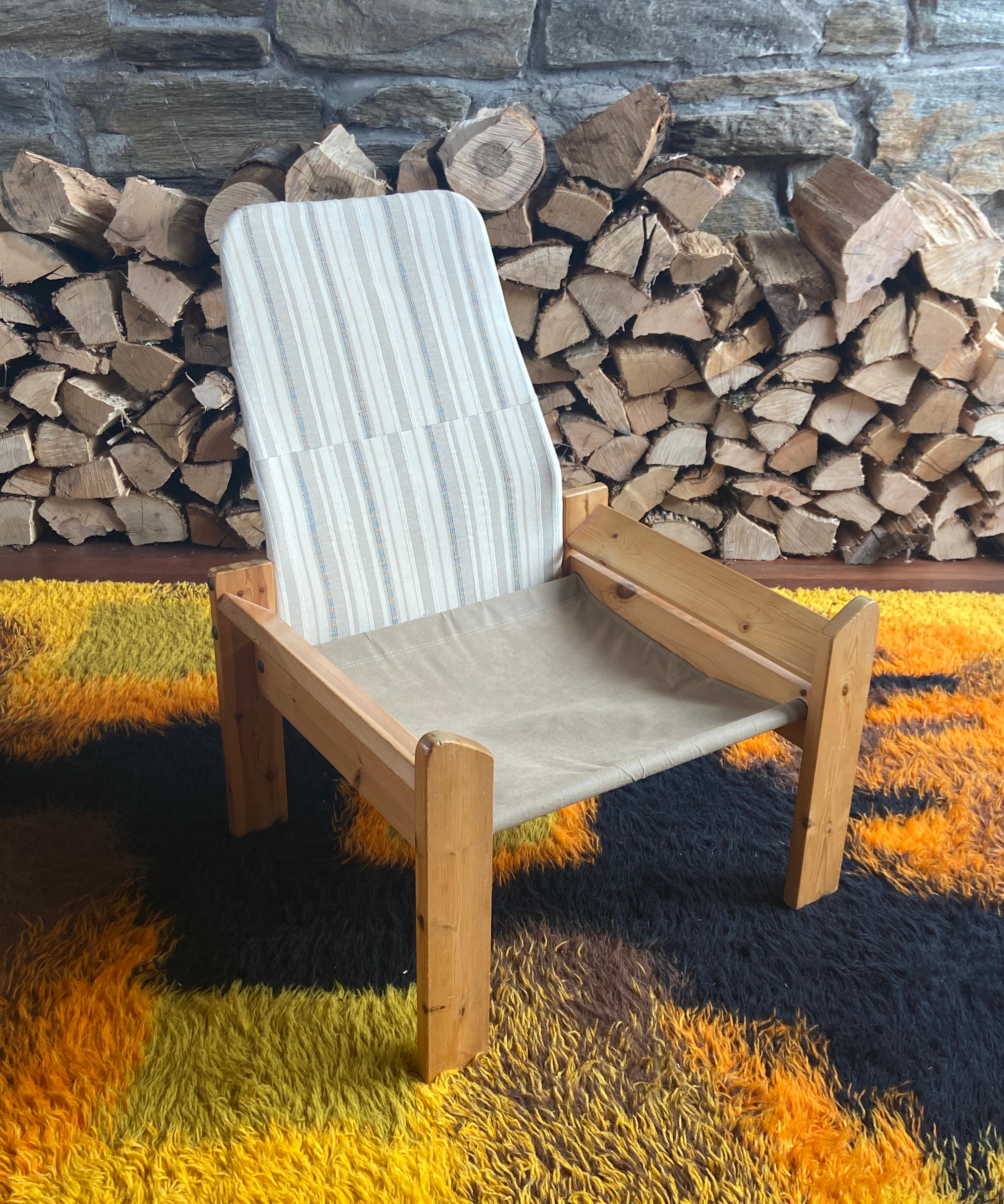 Pair of 1970's Scandinavian brutalist pine lounge chairs with ottoman en vente 8