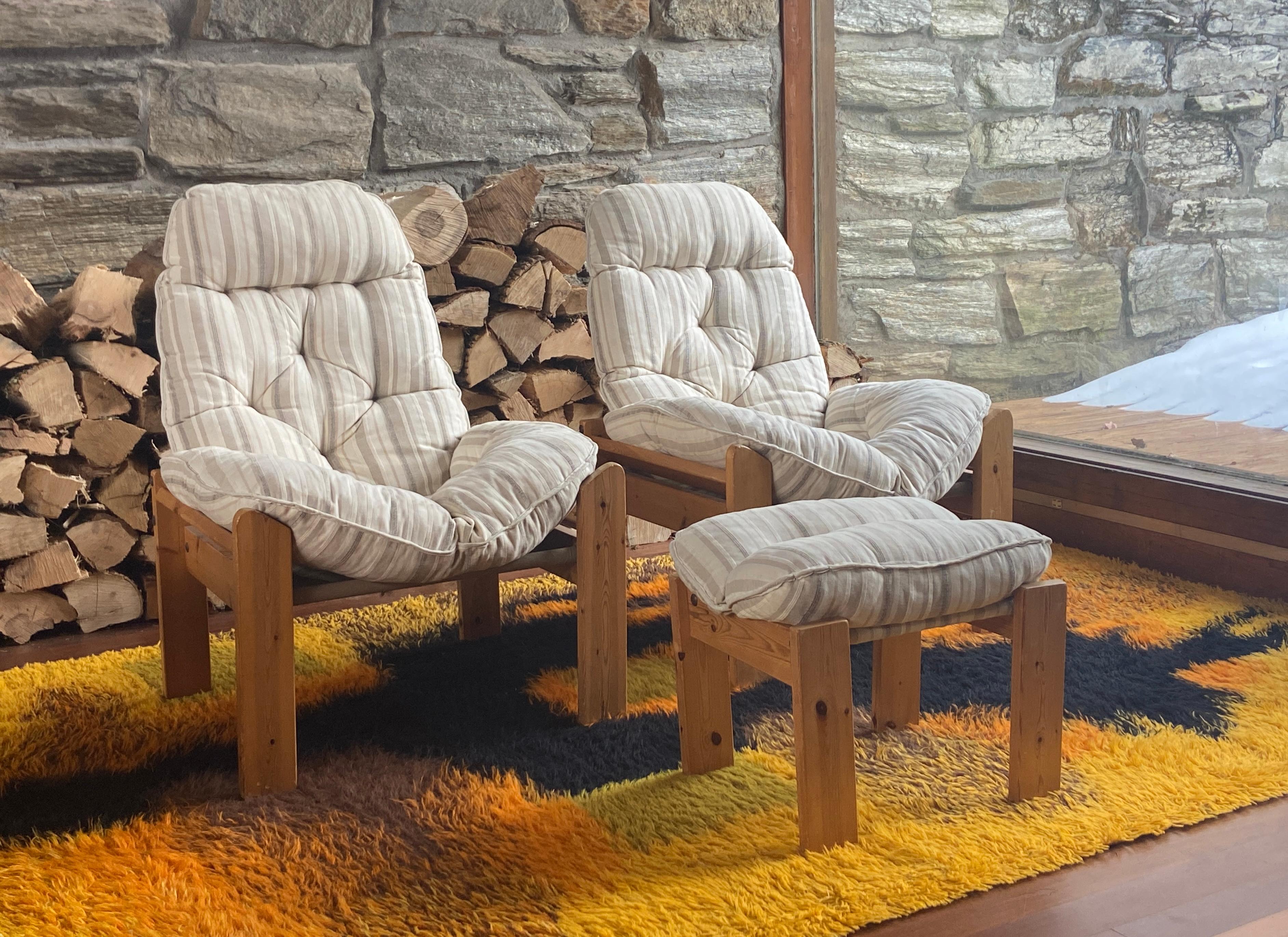 Brutalisme Pair of 1970's Scandinavian brutalist pine lounge chairs with ottoman en vente