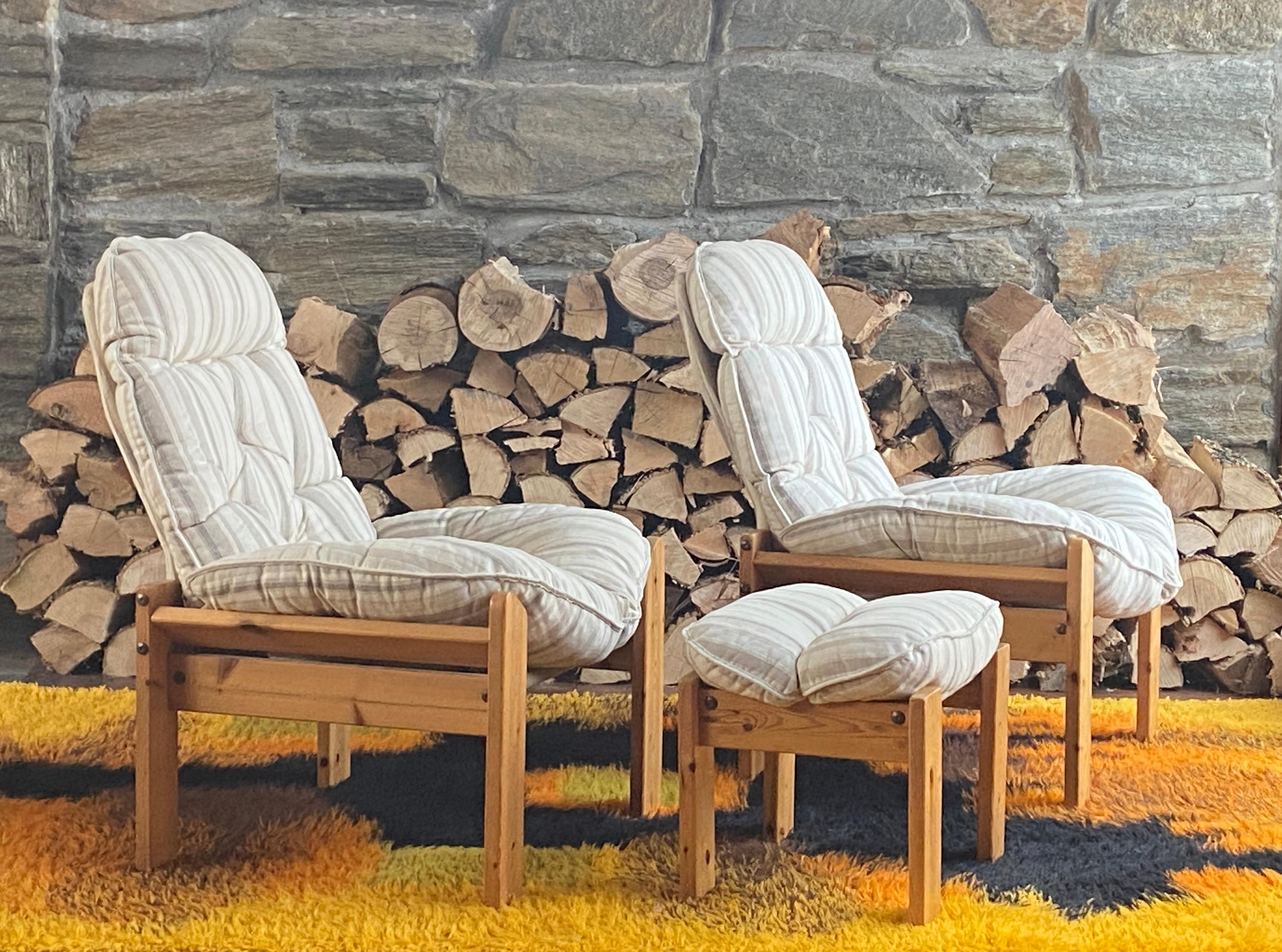 Allemand Pair of 1970's Scandinavian brutalist pine lounge chairs with ottoman en vente