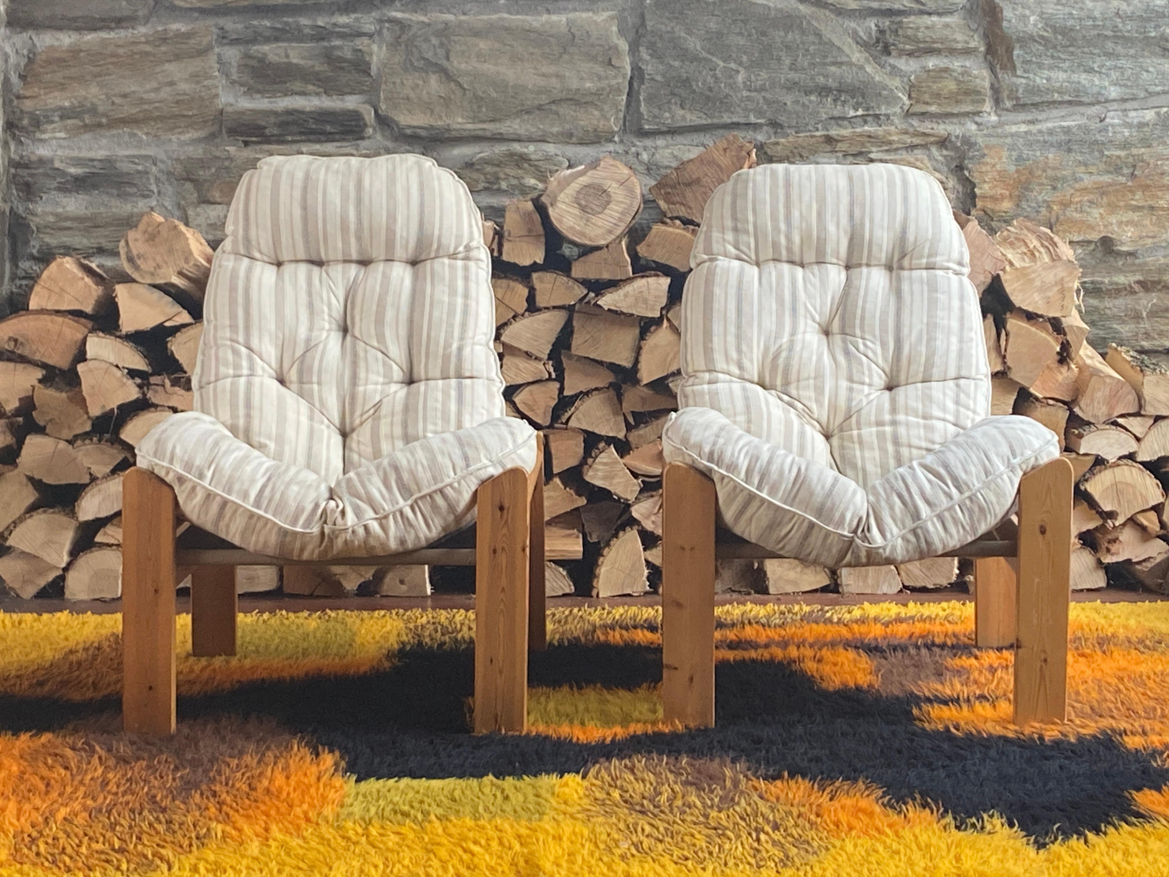 Pair of 1970's Scandinavian brutalist pine lounge chairs with ottoman Bon état - En vente à Liberty, NY