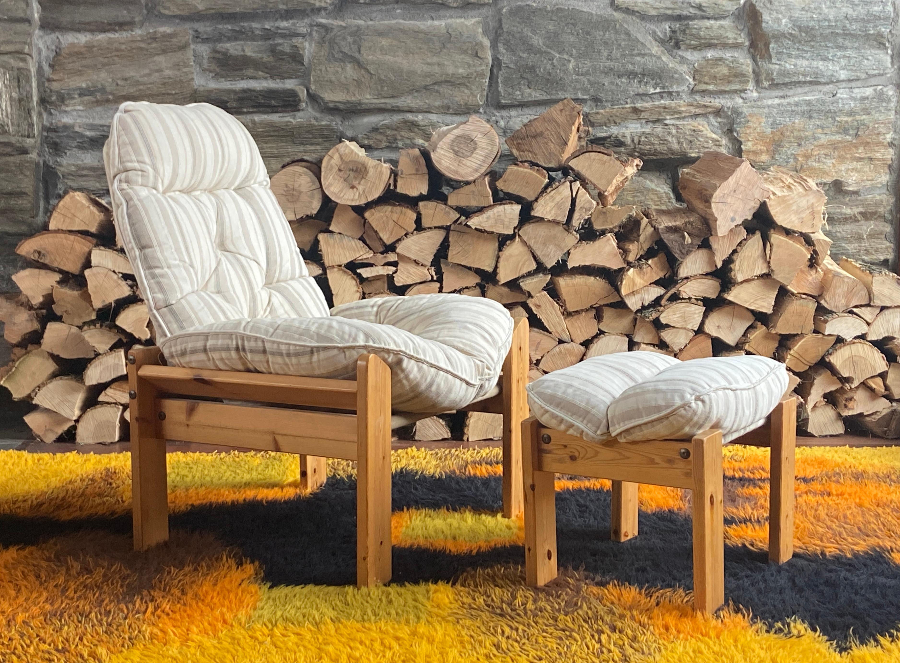 Fin du 20e siècle Pair of 1970's Scandinavian brutalist pine lounge chairs with ottoman en vente