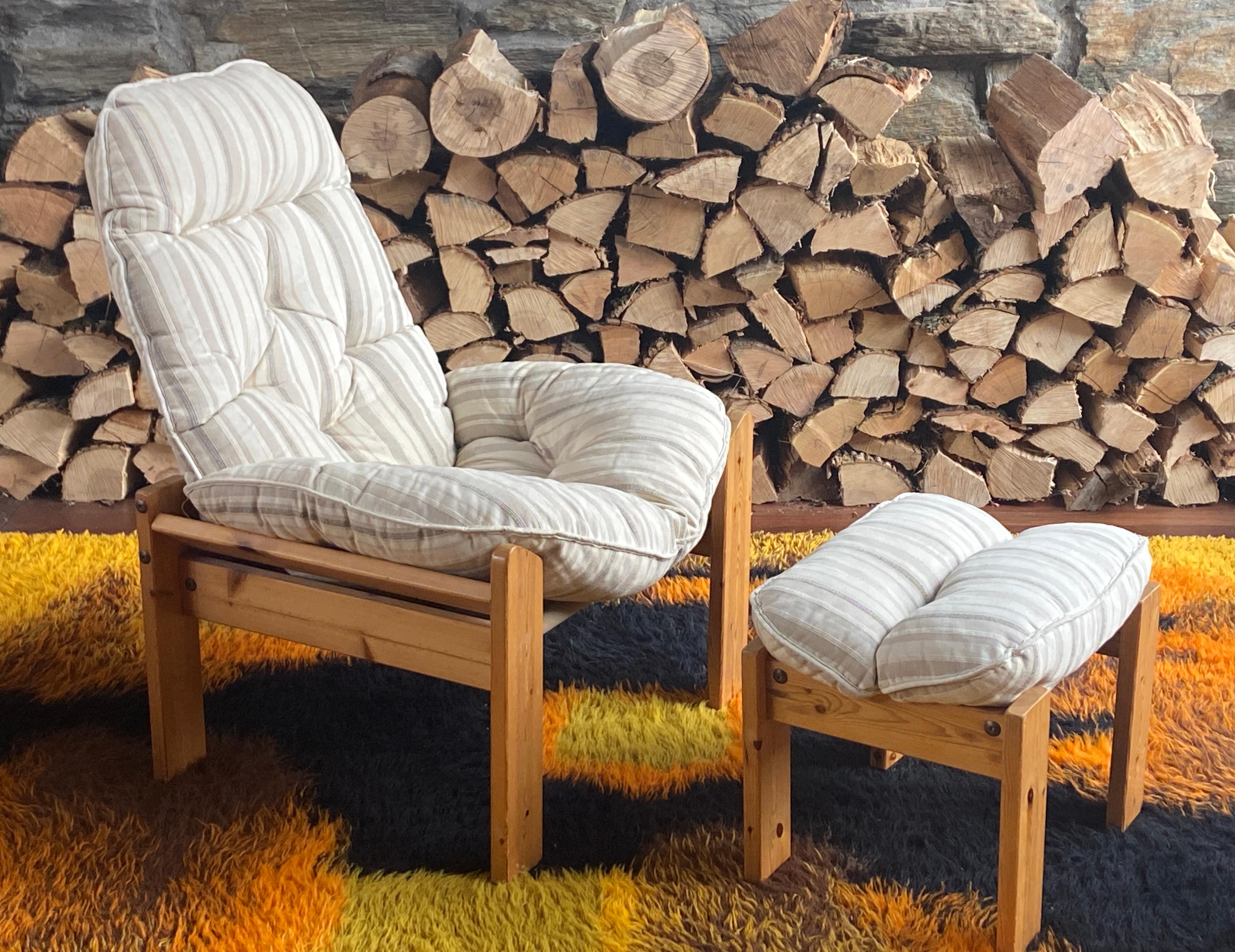 Coton Pair of 1970's Scandinavian brutalist pine lounge chairs with ottoman en vente