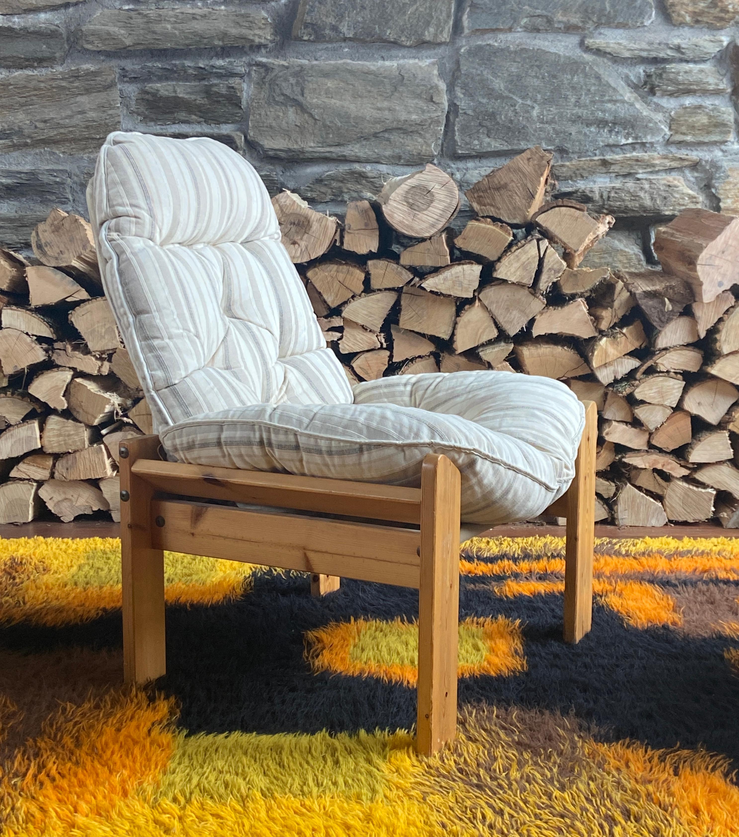 Pair of 1970's Scandinavian brutalist pine lounge chairs with ottoman en vente 1